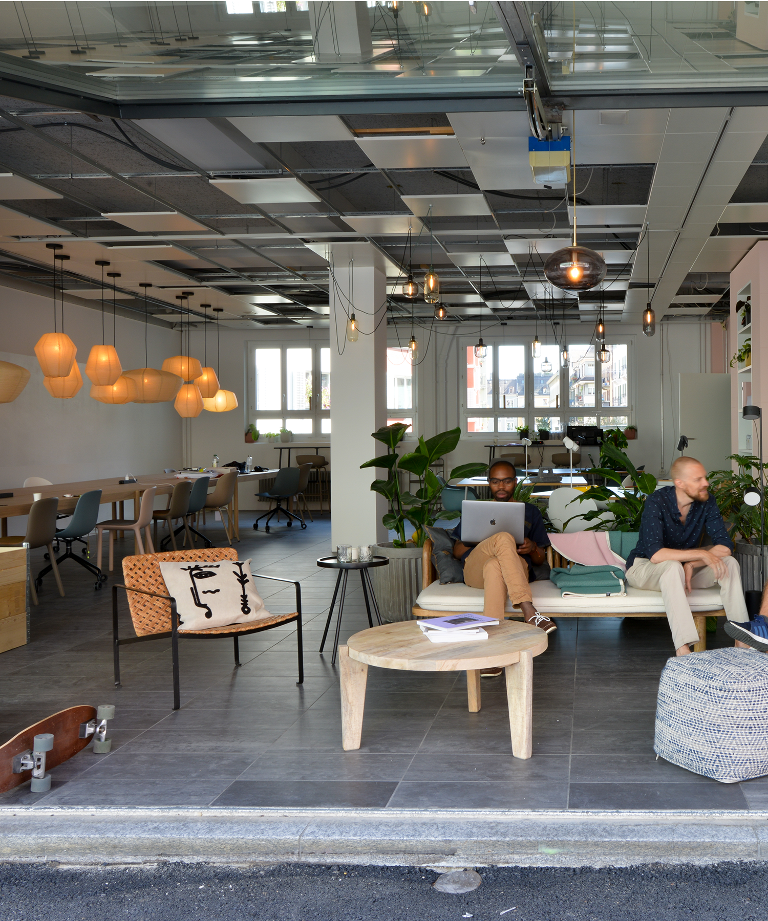 Co-Working HOGA Aussenansicht via Garagentor in den Loungebereich mit vielen Naturmaterialien