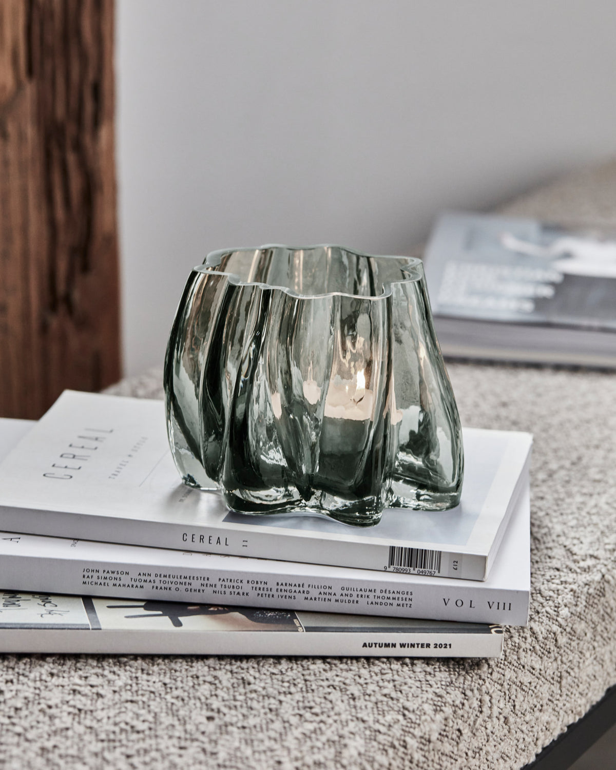 Rauchgrauer Teelichthalter HDCurva aus Glas mit weichen Rundungen und durchscheinender Oberfläche