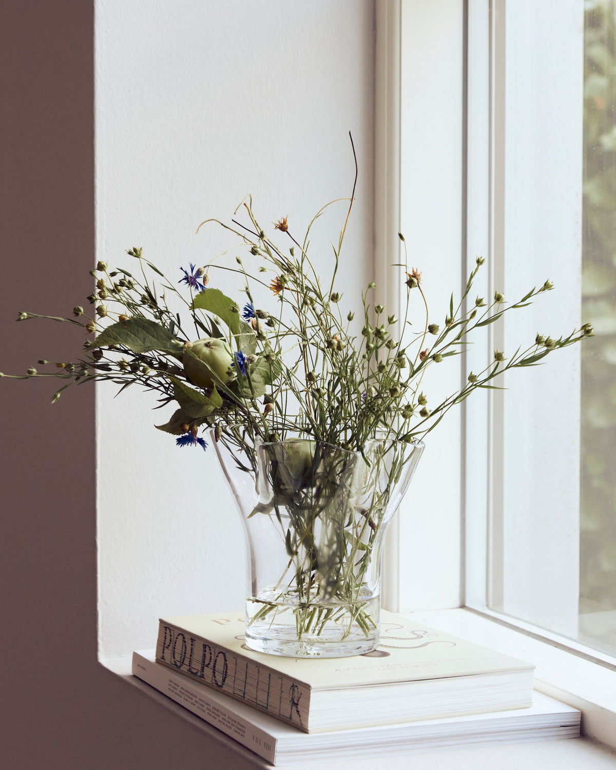 Transparente Vase HDPlis aus Glas mit sanft geschwungenem Rand von House Doctor