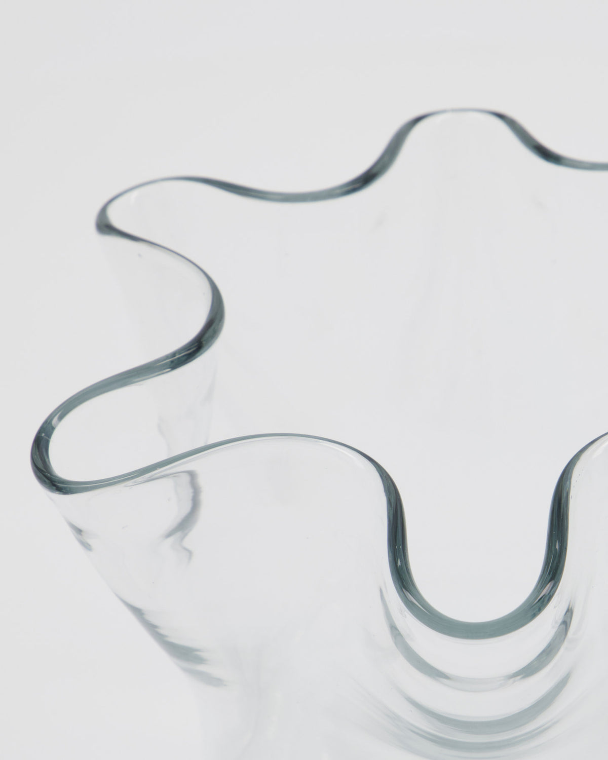 Transparente Vase HDPlis aus Glas mit sanft geschwungenem Rand von House Doctor