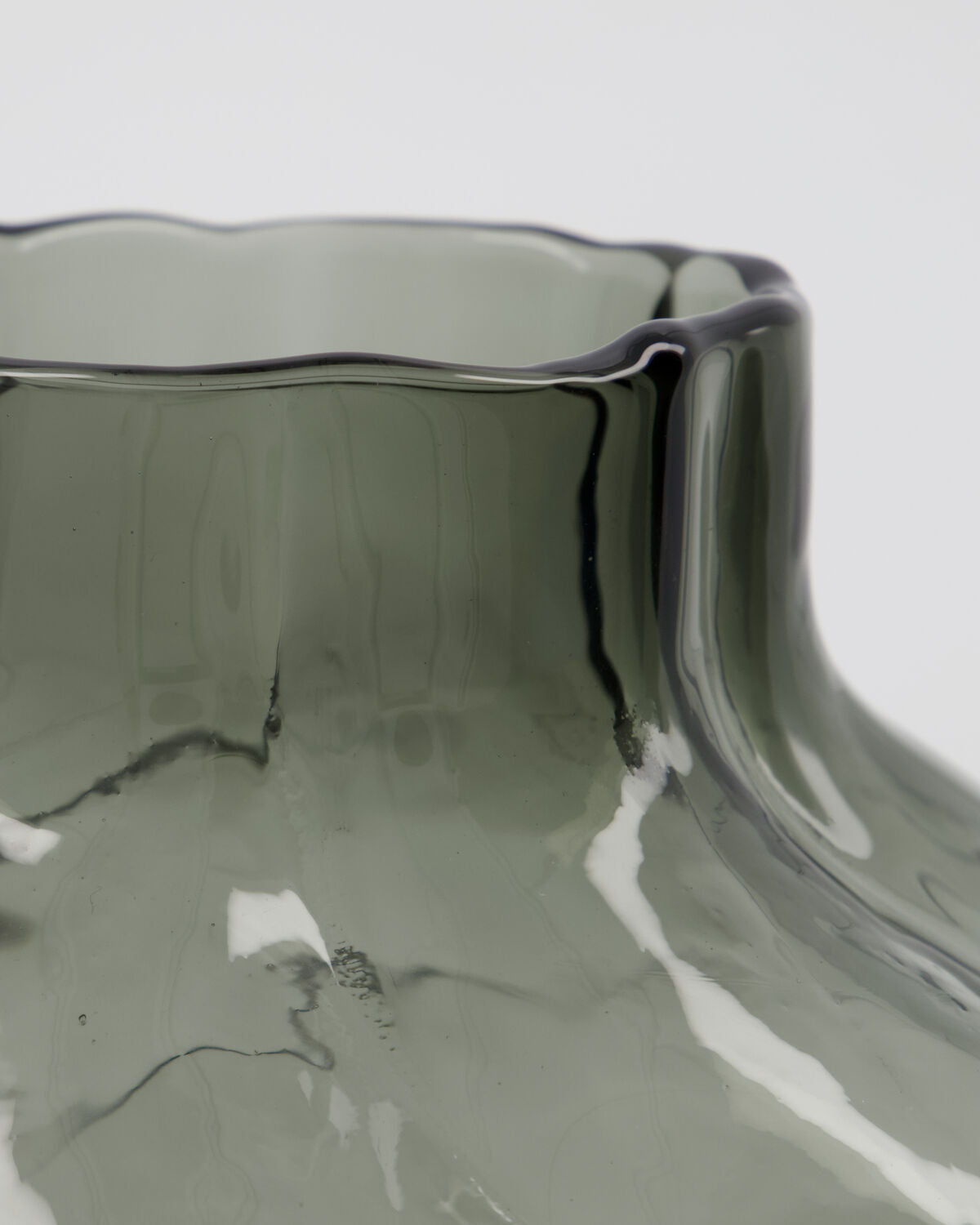 Rauchgraue Glasvase HDTurn von House Doctor mit Wirbellinien im Glas