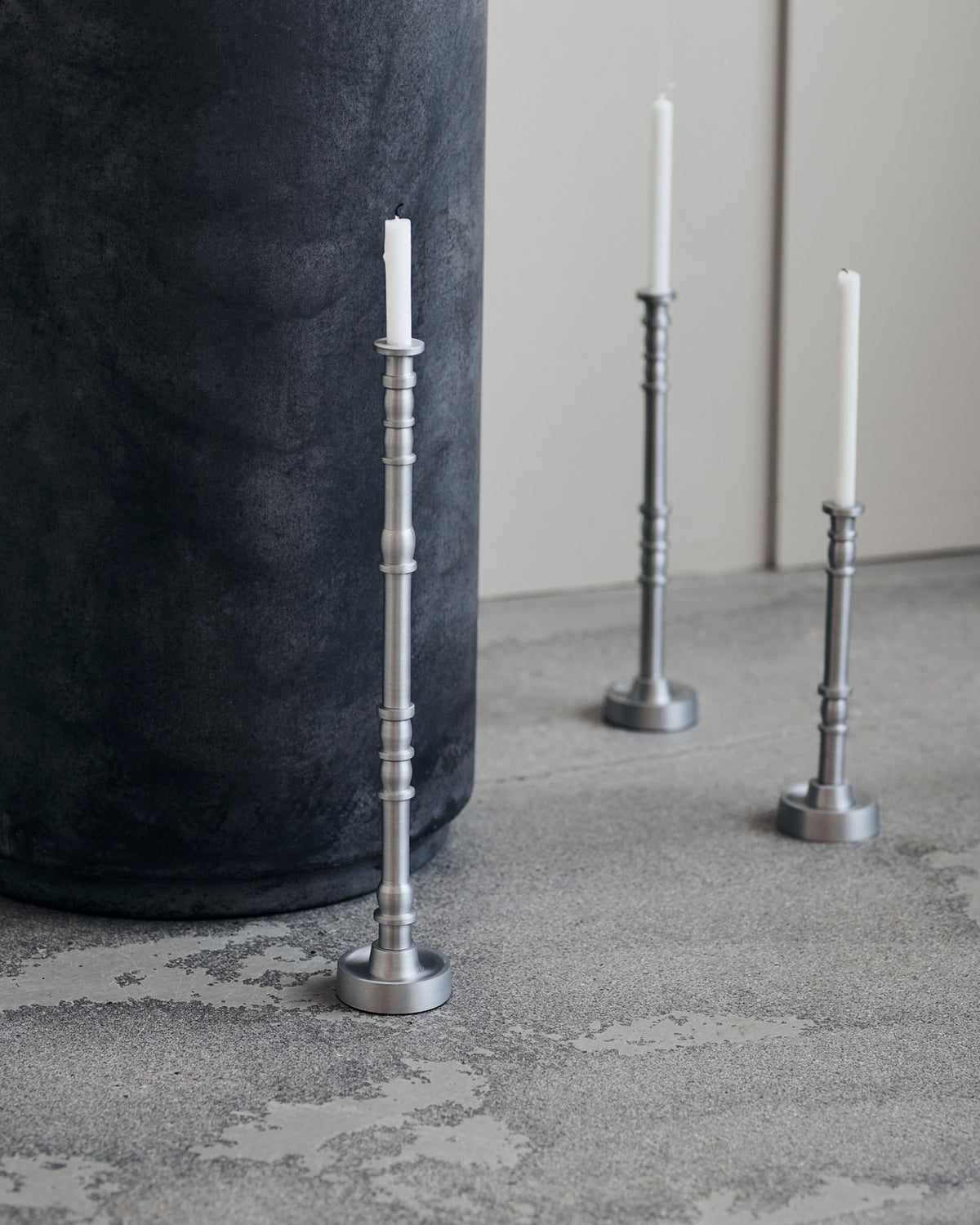 Kerzenständer, Jersey in Silber oxidiert präsentiert im Onlineshop von KAQTU Design AG. Einzelleuchter ist von House Doctor