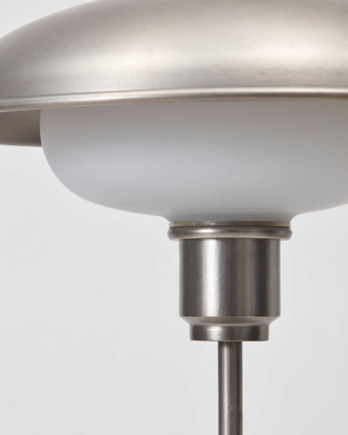 Moderne Tischleuchte HDBoston in Gunmetal-Grau, perfekt für eine stilvolle Beleuchtung und einladende Stimmung in Ihrem Zuhause.