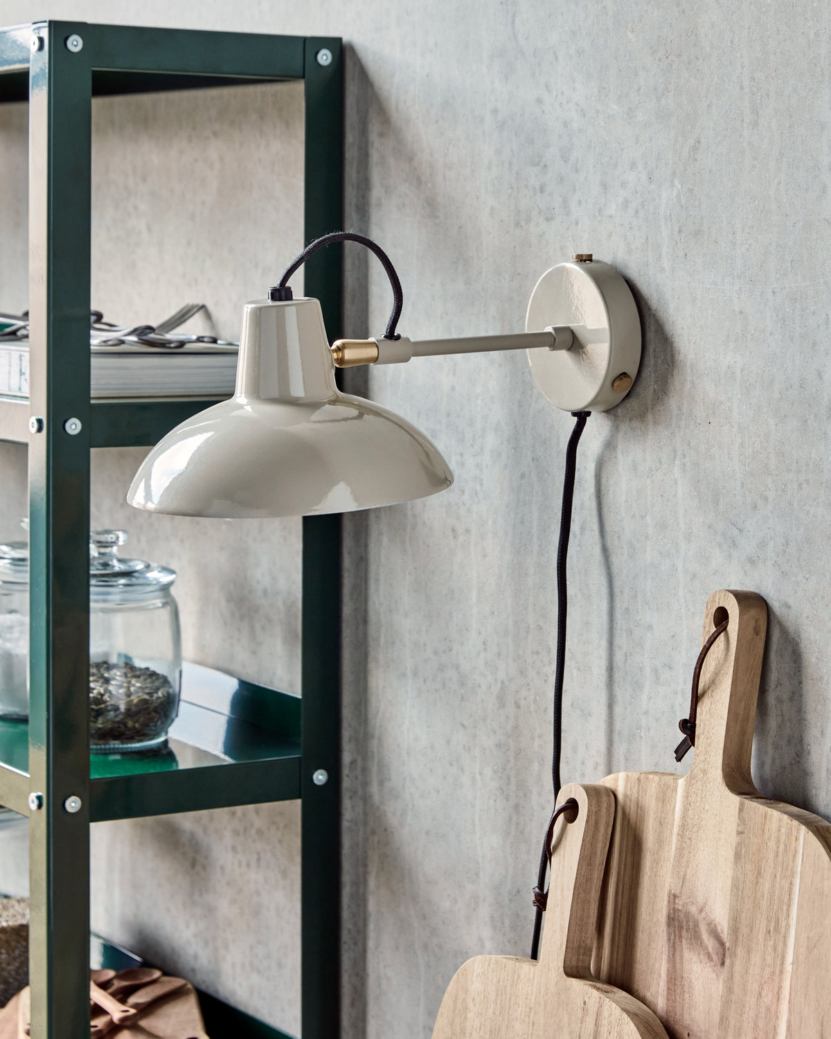 Wandleuchte, HDDesk, Grau in Grau präsentiert im Onlineshop von KAQTU Design AG. Wandleuchte ist von House Doctor