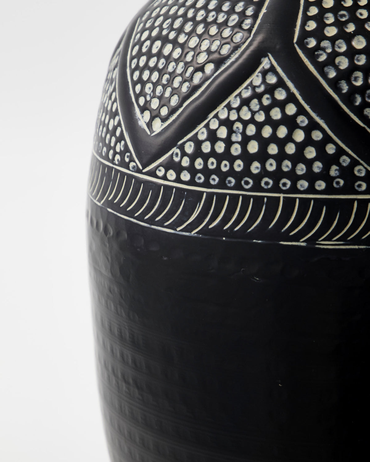Schwarze Vase HDBloss aus Aluminium und Eisen mit geprägter Oberfläche