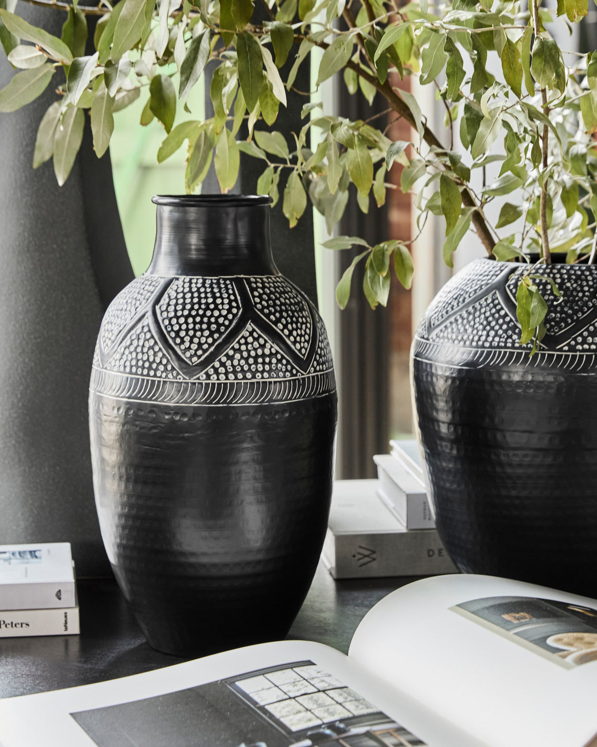 Schwarze Vase HDBloss aus Aluminium und Eisen mit geprägter Oberfläche