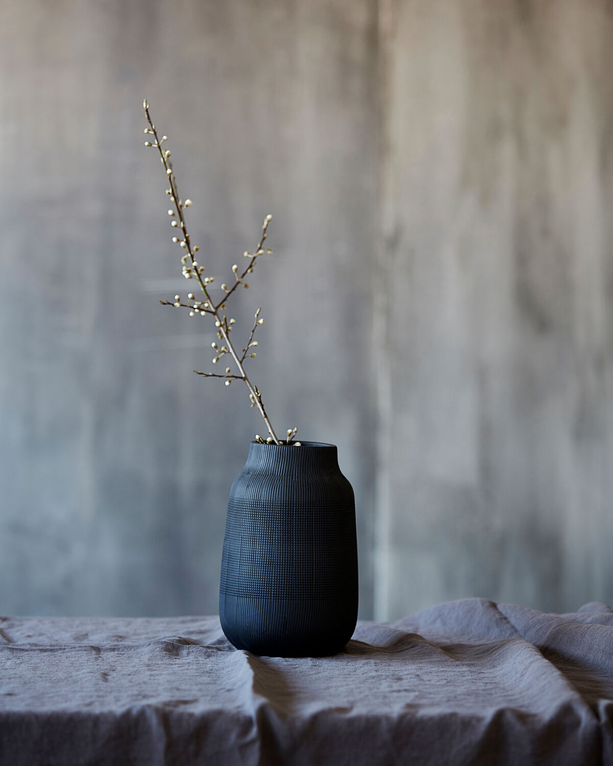 Vase, Groove in Schwarz präsentiert im Onlineshop von KAQTU Design AG. Vase ist von House Doctor
