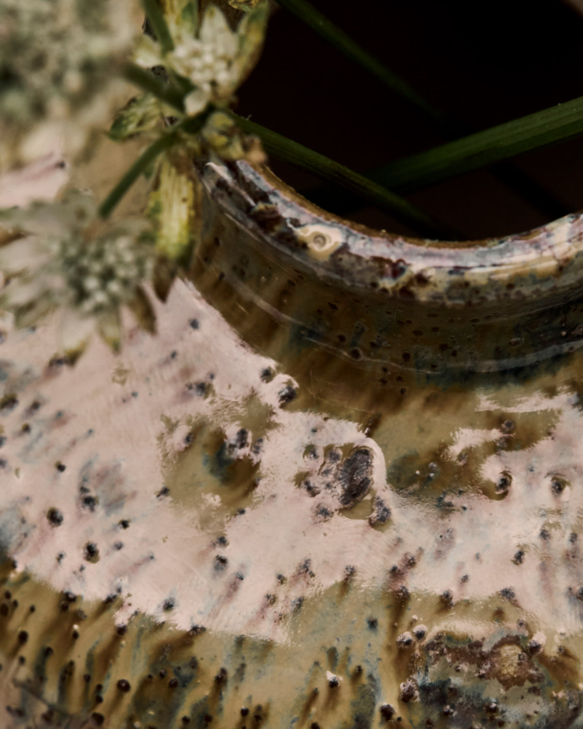 Braune glasierte Vase HDBodi aus Tonwaren von House Doctor, kompakte runde Form