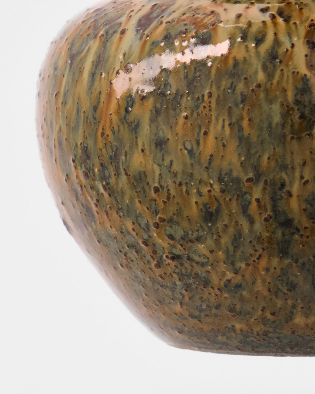 Braune glasierte Vase HDBodi aus Tonwaren von House Doctor, kompakte runde Form