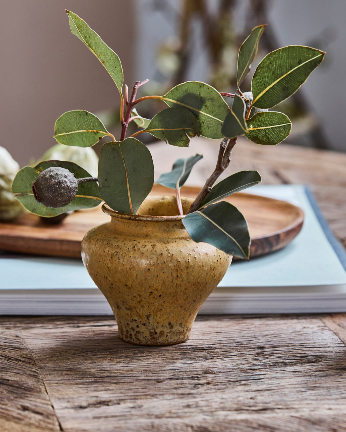 Handgemachte Vase HDKolo aus Tonwaren in Senfgelb mit glasierter Oberfläche