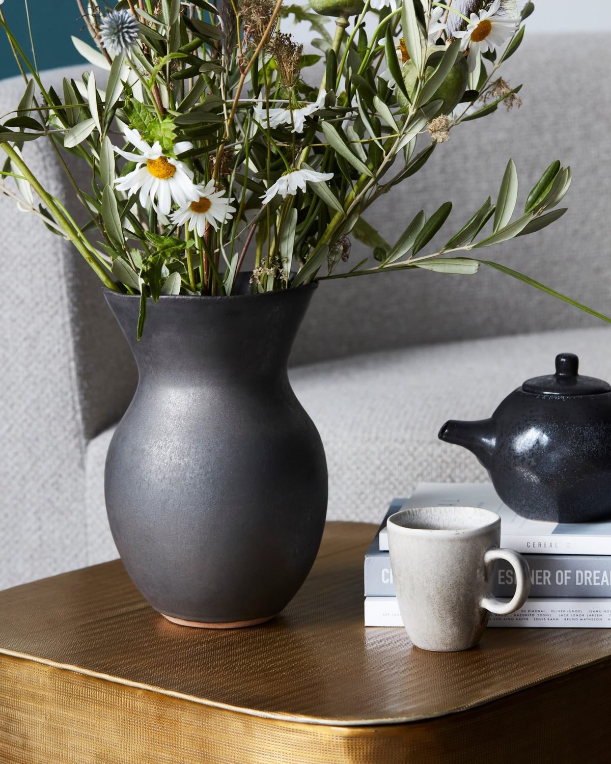 Schwarze matte Vase HDCorp aus Steingut mit grosser Öffnung, handgemachte Keramik