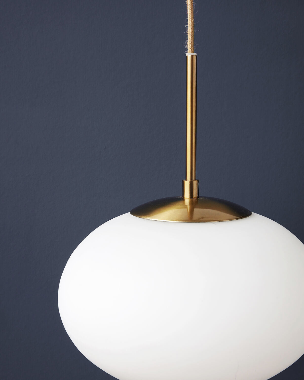 Weisse Glas-Pendelleuchte Opal von House Doctor mit Messing-Details und Kabel
