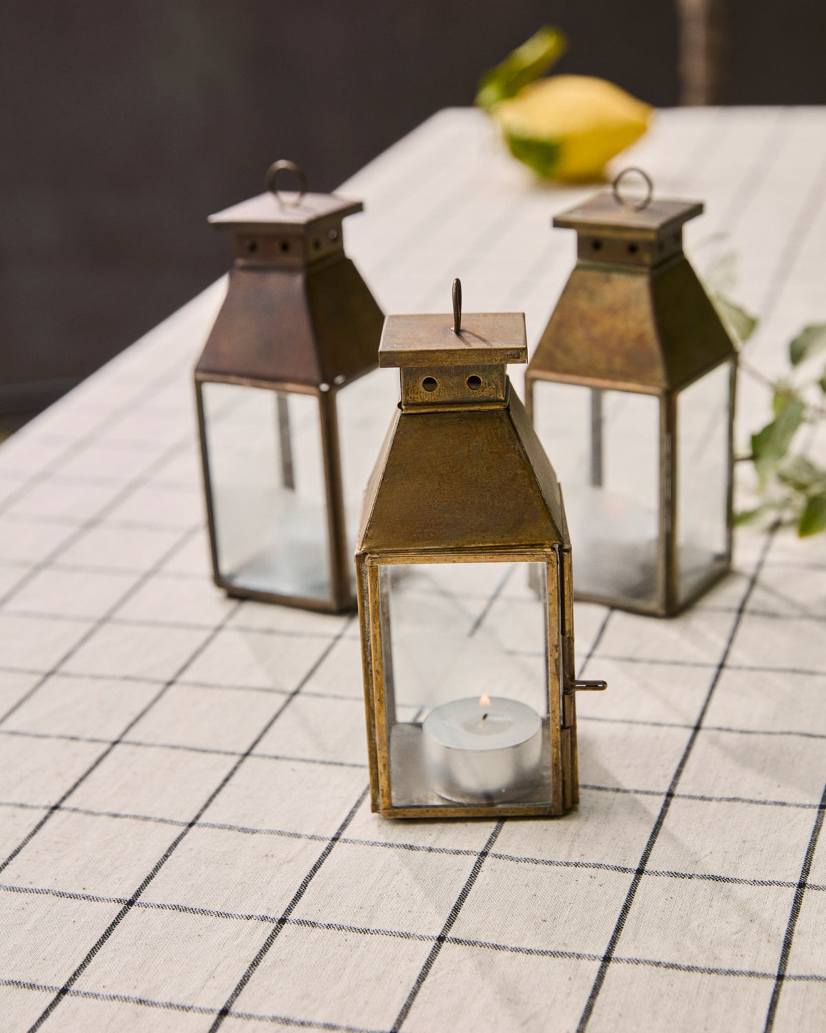 Laterne Windlicht HDTilka mit Eisenrahmen in antikem Messing-Finish und Glas
