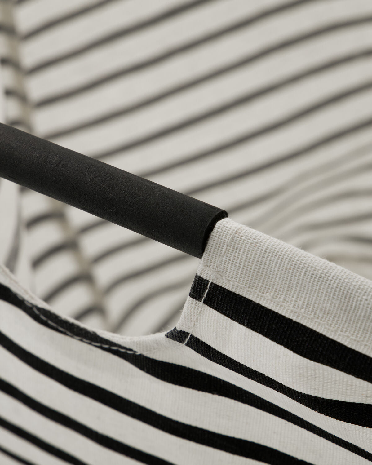 Wäschesack, HDstripes, Schwarz/Weiß in Schwarz/Weiß präsentiert im Onlineshop von KAQTU Design AG. Wäschekorb ist von House Doctor