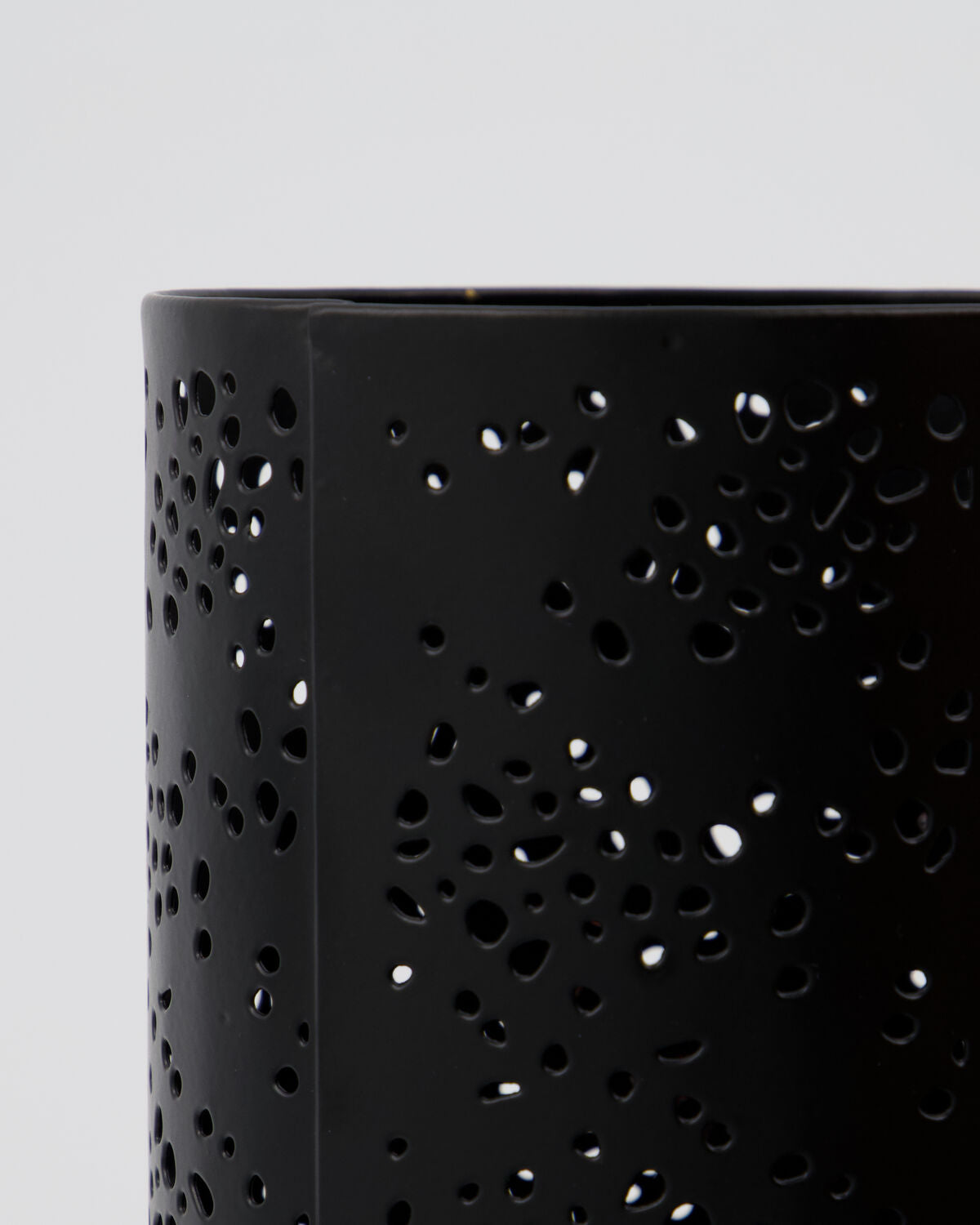 Teelichthalter, HDRando, Schwarz in Schwarz präsentiert im Onlineshop von KAQTU Design AG. Kerzenständer ist von House Doctor