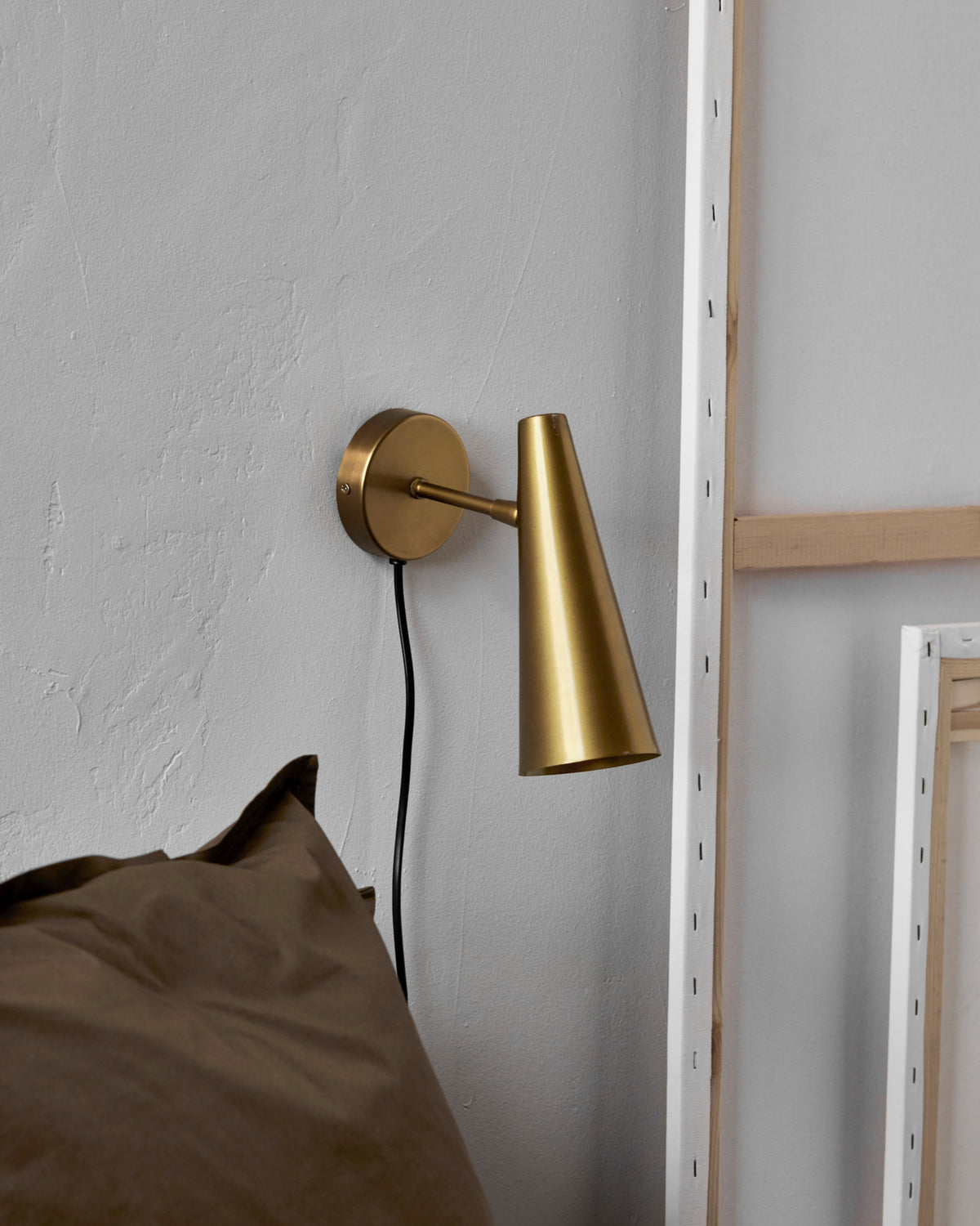 Wall lamp, precise