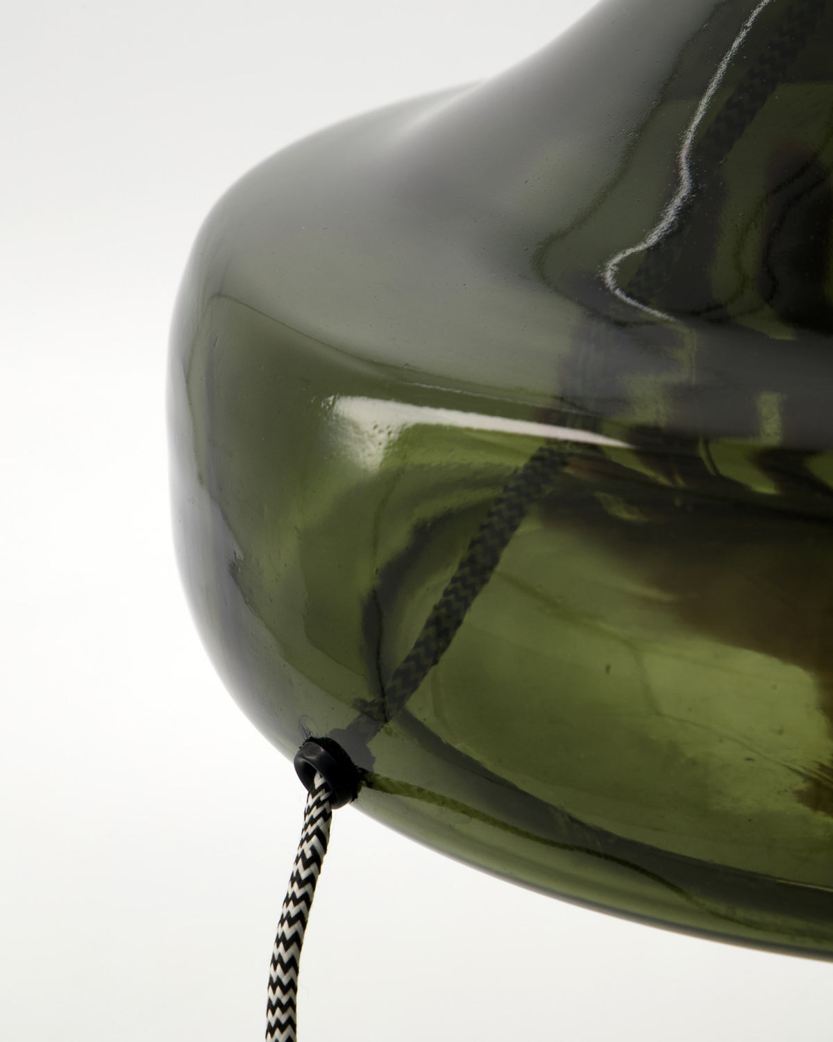 Tischleuchte HDMatte mit grünem Glasfuss und hellem, gebrochen weissem Stoffschirm