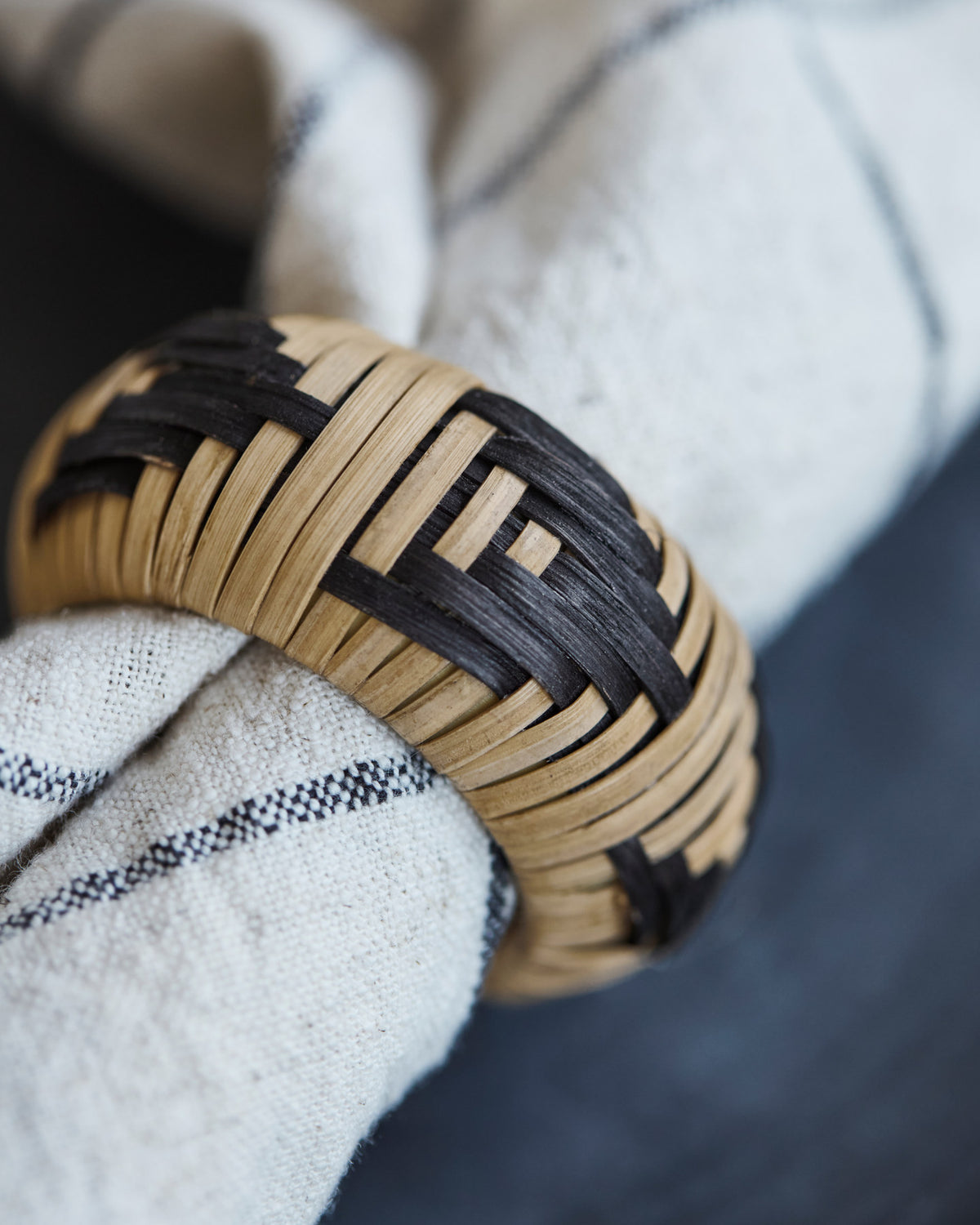 Runde Serviettenringe HDBam aus hellem Bambus mit schwarzem Muster, Serviettenhalter