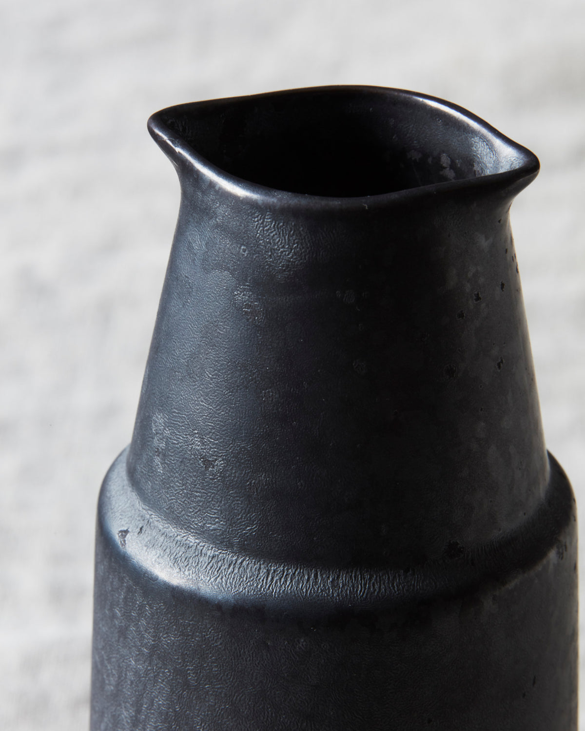 Flasche, Pion in Schwarz/Braun präsentiert im Onlineshop von KAQTU Design AG. Karaffe ist von House Doctor