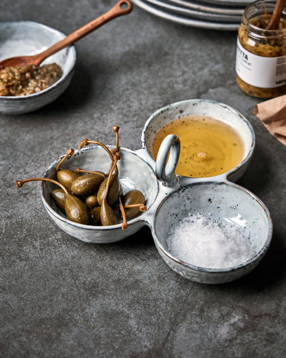 Serving bowls HDRustic: drei verbundene Steinzeug-Schälchen in Grau-Blau mit Mittelgriff