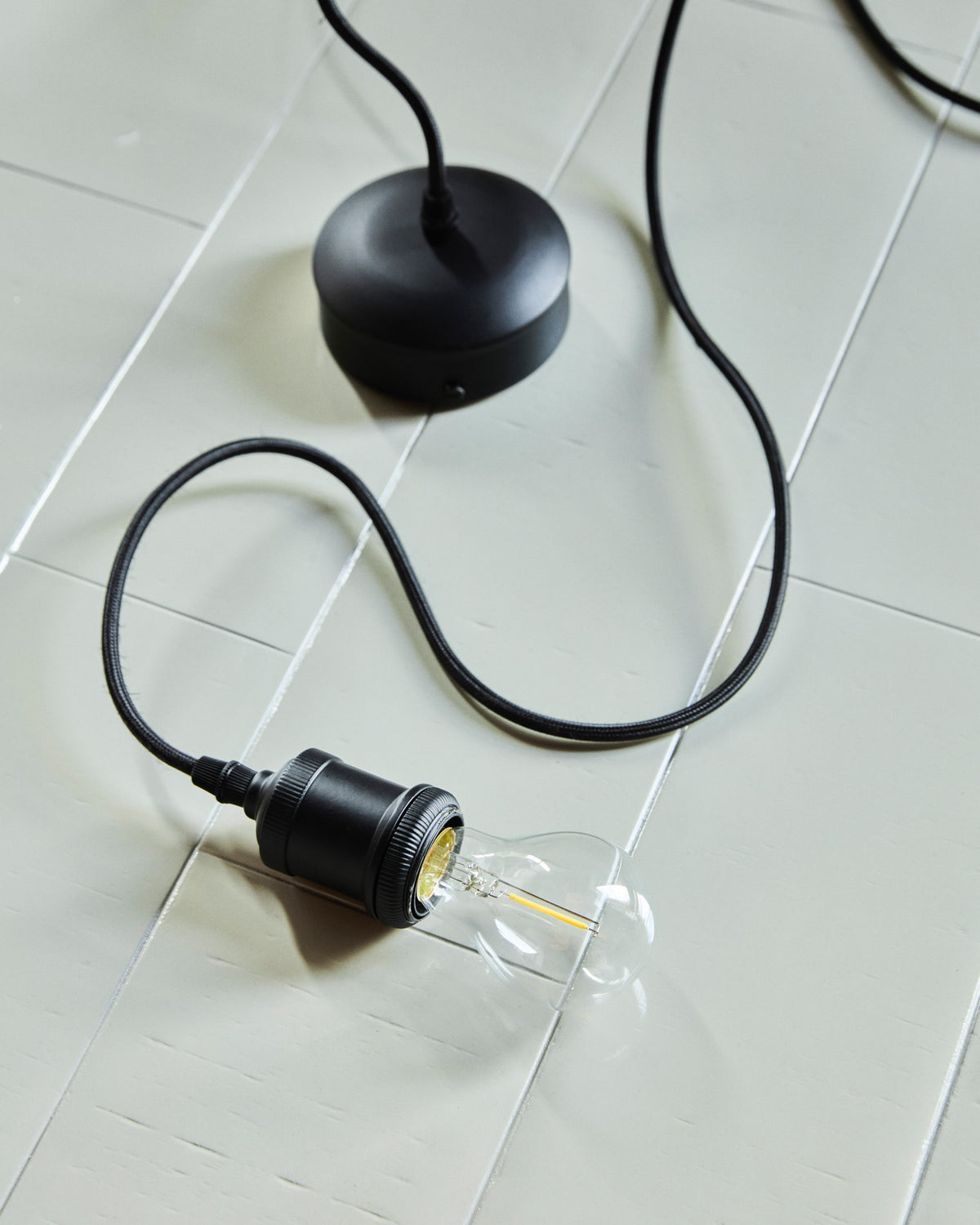 Fassung, Fly in Schwarz präsentiert im Onlineshop von KAQTU Design AG. Kabel / Lampenfassung ist von House Doctor