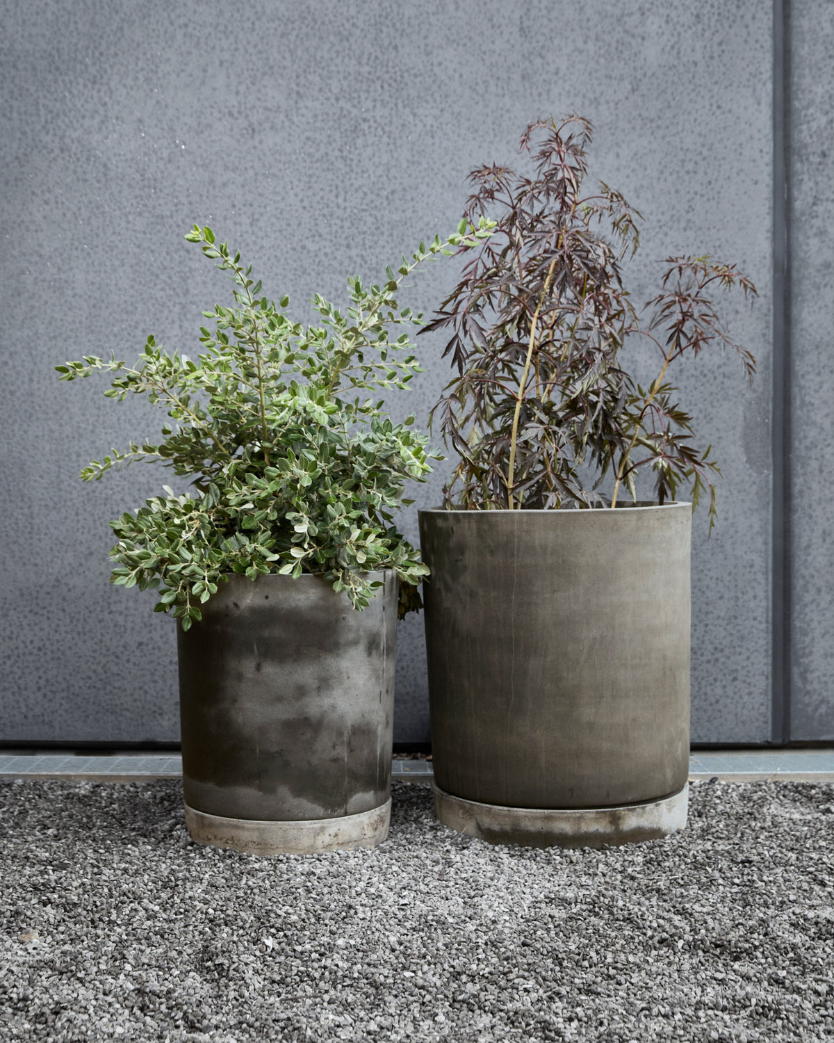 Blumentopf mit Untersetzer, Hook in Hellgrau präsentiert im Onlineshop von KAQTU Design AG. Pflanzentopf Outdoor ist von House Doctor;Blumentopf mit Untersetzer, Hook in Hellgrau präsentiert im Onlineshop von KAQTU Design AG. Pflanzentopf Outdoor ist von House Doctor