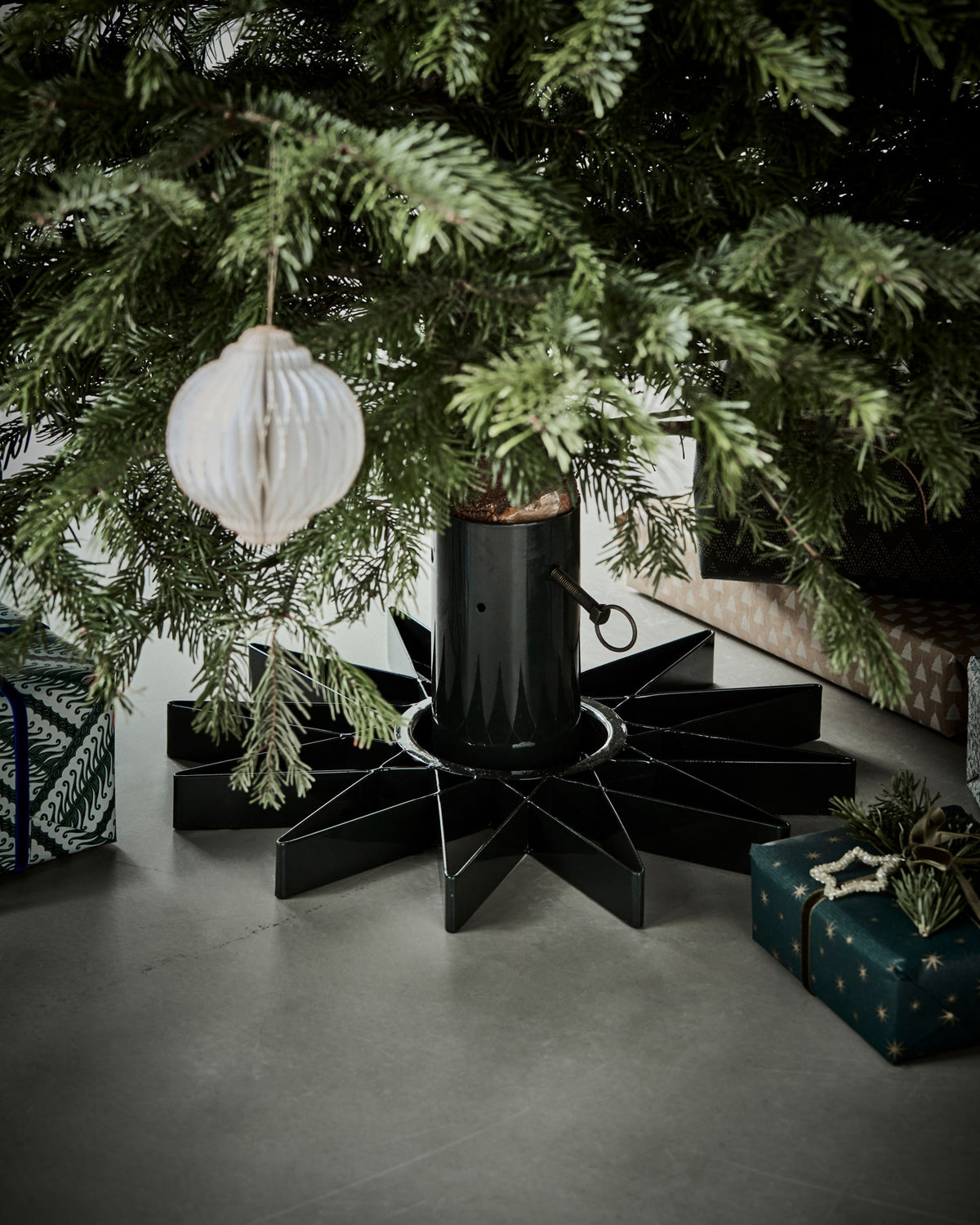 Weihnachtsbaumständer, HDStar, Dunkelgrün in Dunkelgrün präsentiert im Onlineshop von KAQTU Design AG. Aufbewahrungskorb ist von House Doctor
