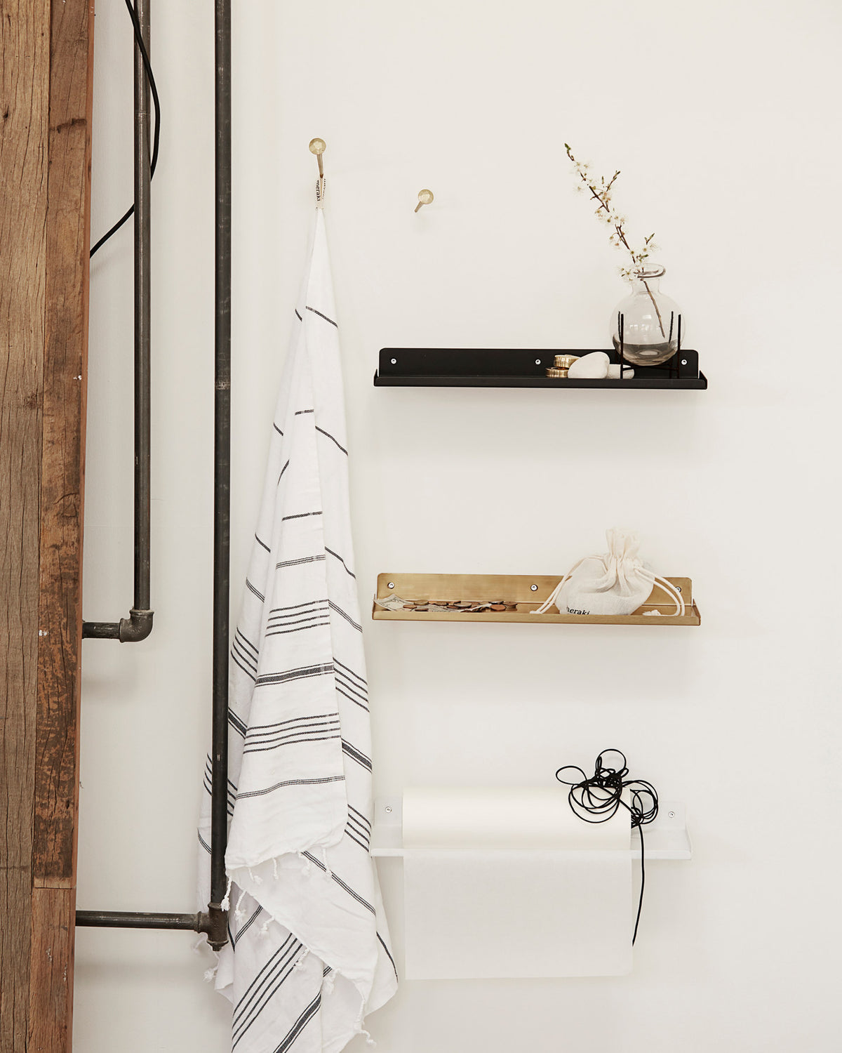 Regal, Ledge in Schwarz präsentiert im Onlineshop von KAQTU Design AG. Wandregal ist von House Doctor
