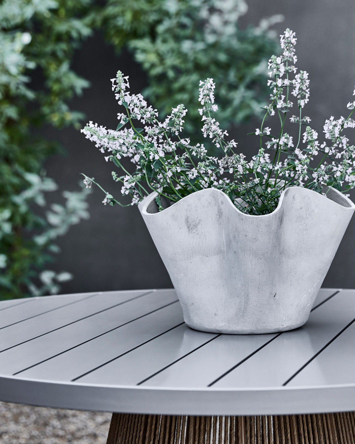 Blumentopf, HDVaso, Grau in Grau präsentiert im Onlineshop von KAQTU Design AG. Blumentopf ist von House Doctor