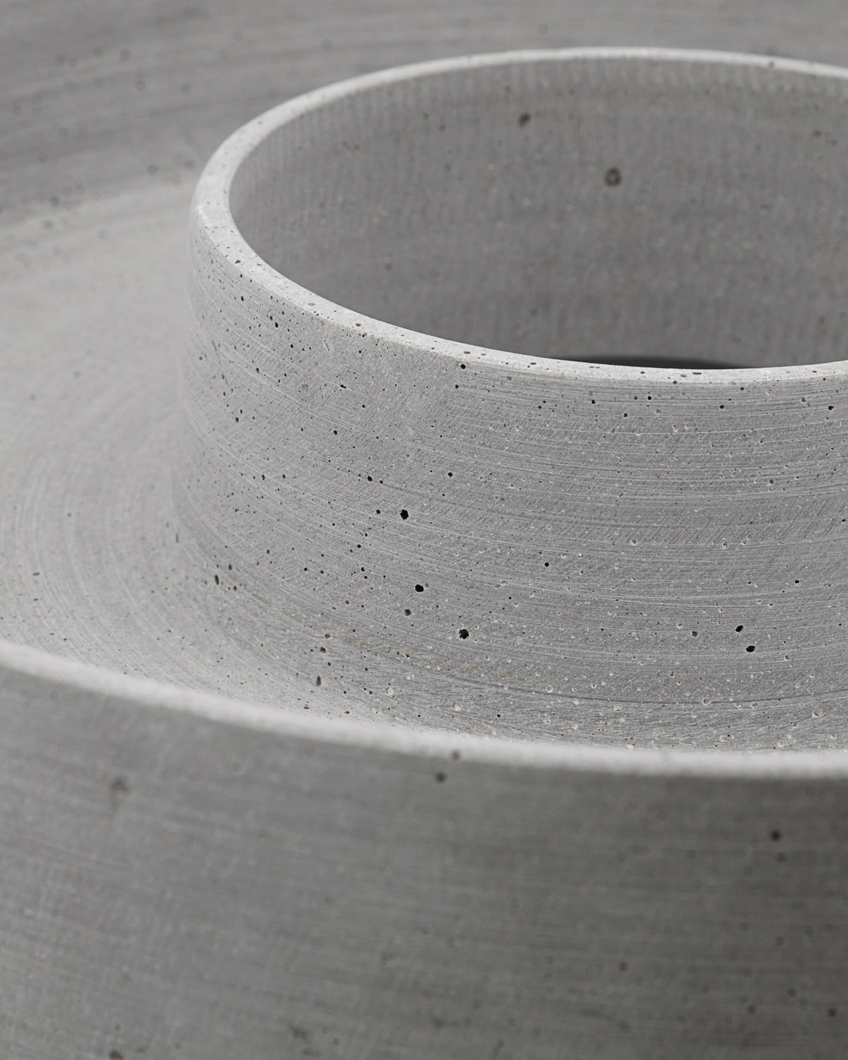 Kerzenständer, The ring in Grau präsentiert im Onlineshop von KAQTU Design AG. Kerzenständer ist von House Doctor