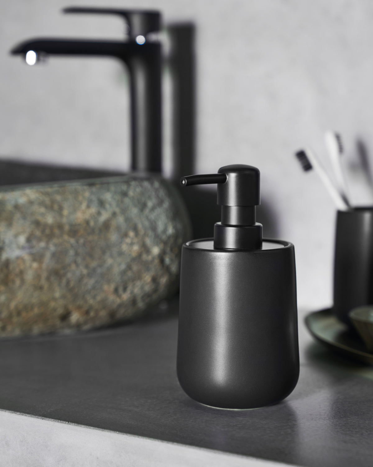 Seifenspender, HDEdga, Schwarz in Schwarz präsentiert im Onlineshop von KAQTU Design AG. Badzubehör ist von House Doctor
