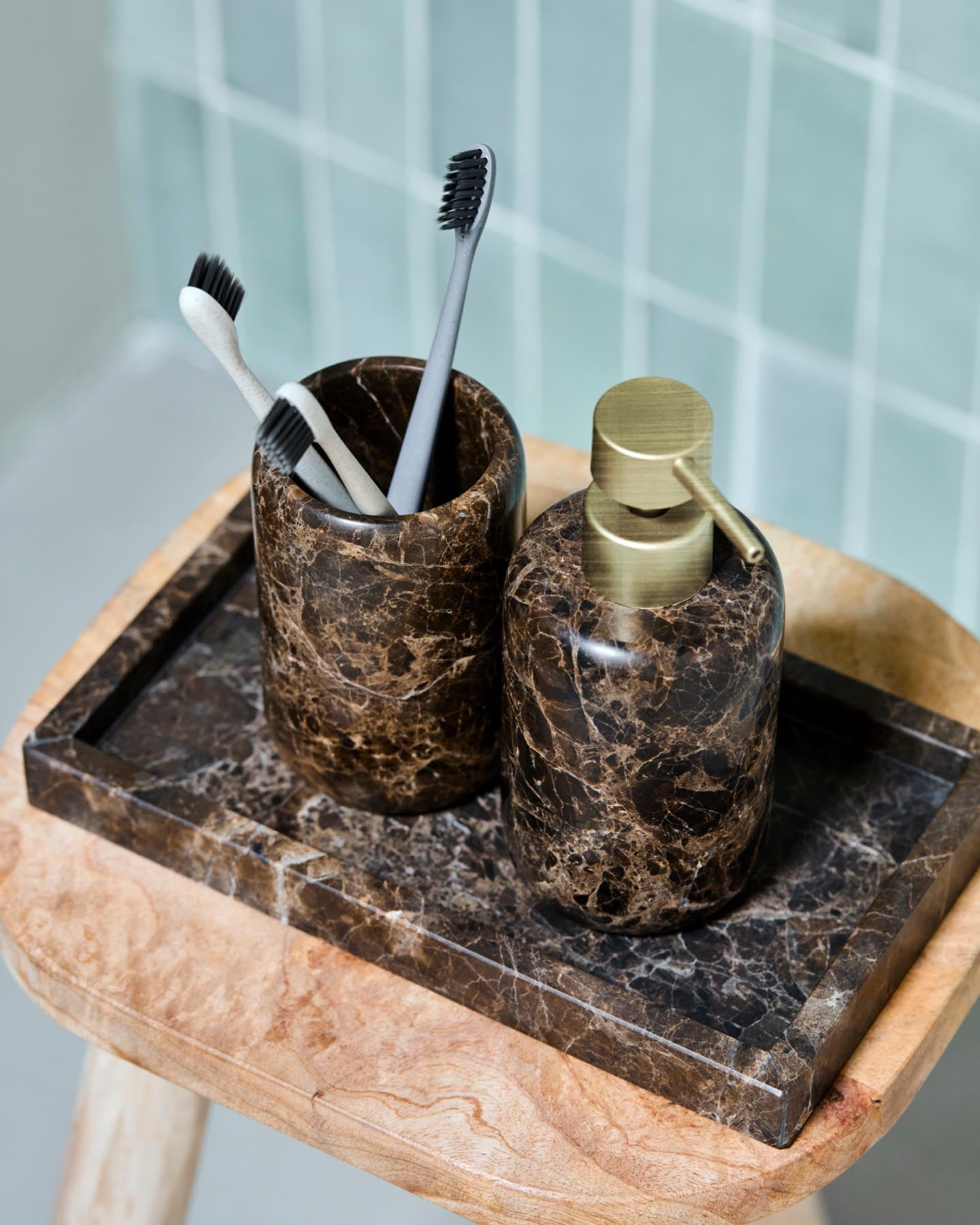 Verleihen Sie Ihrem Raum mit dem einzigartigen Seifenspender HDAble aus braunem Marmor von House Doctor einen luxuriösen Akzent. Ideal für jedes Interieur.