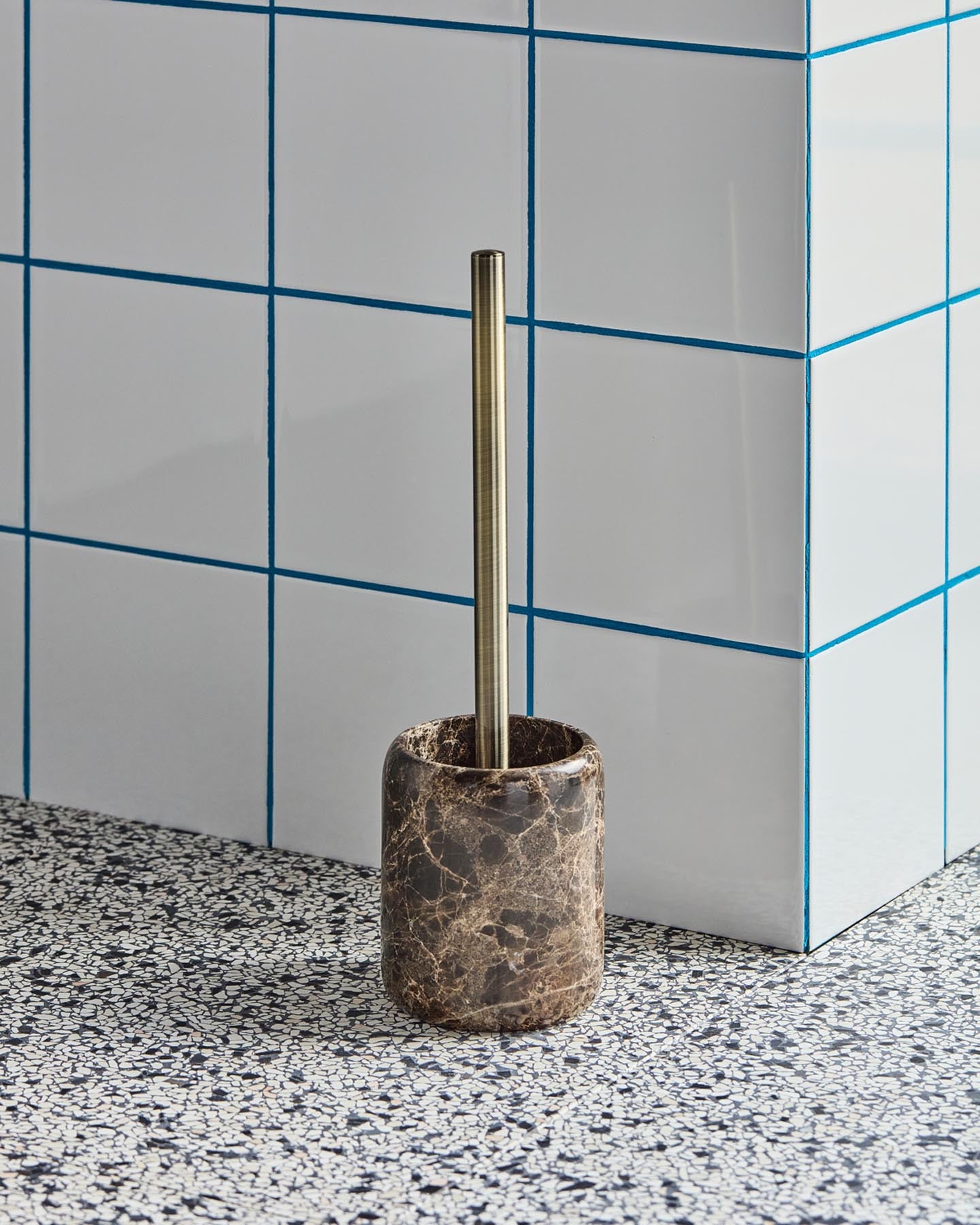 Die Klobürste HDAble in Braun von House Doctor vereint edles Design und Funktionalität. Aus einzigartigem Marmor gefertigt, wird sie zum Highlight in jedem Badezimmer.