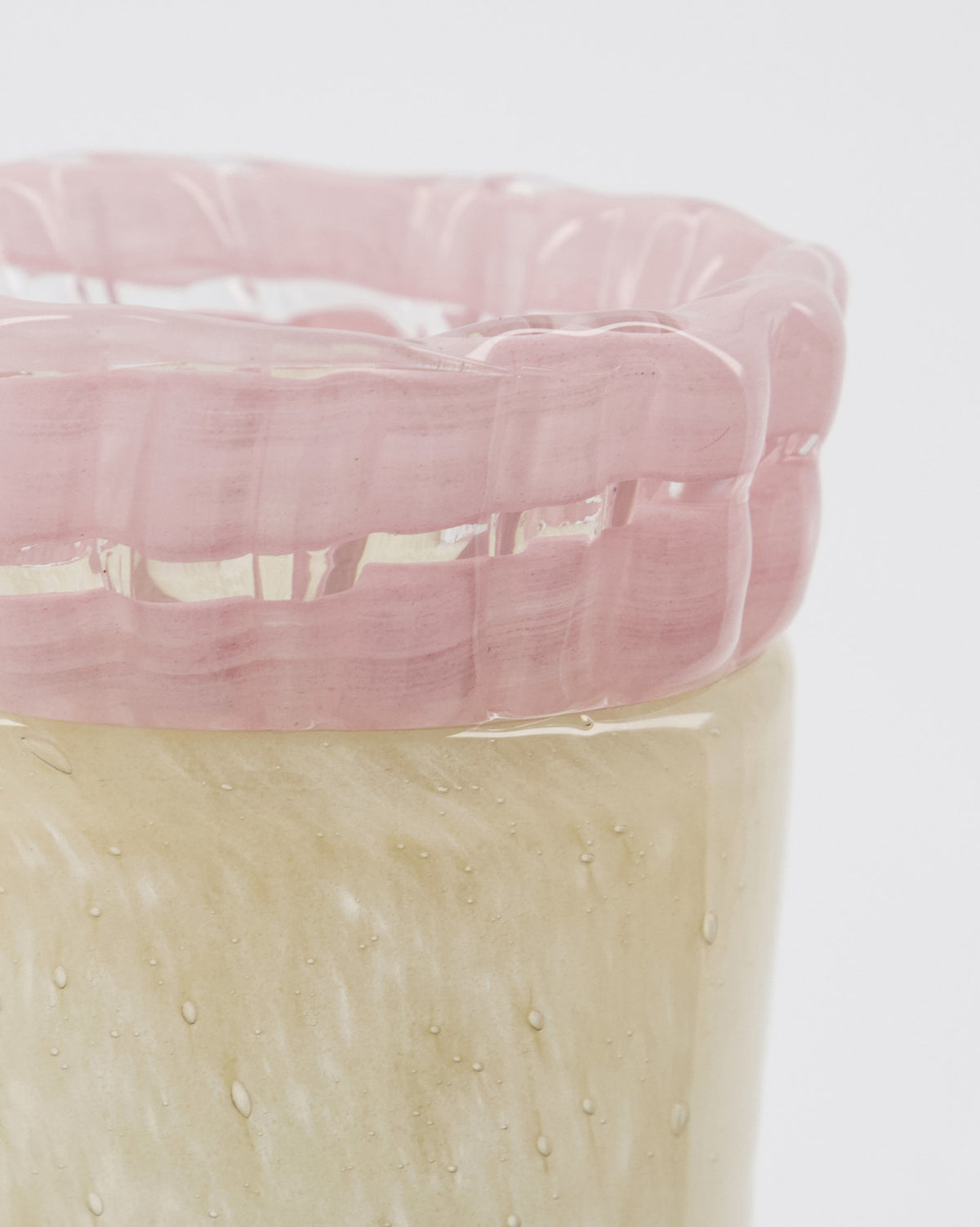 Beige Glasvase HDKupla mit geschwungenem rosa Rand und Blasenstruktur