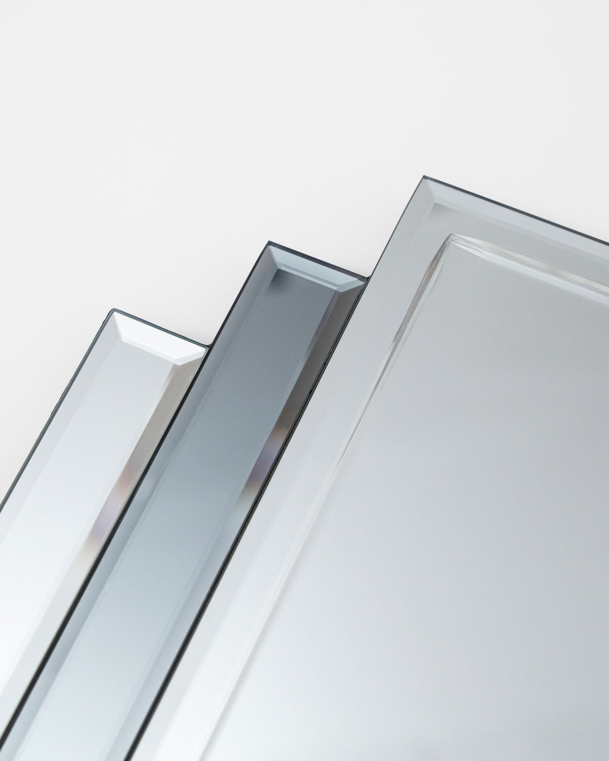 Grauer Wandspiegel Deco von House Doctor aus facettiertem Glas mit geometrischer Form
