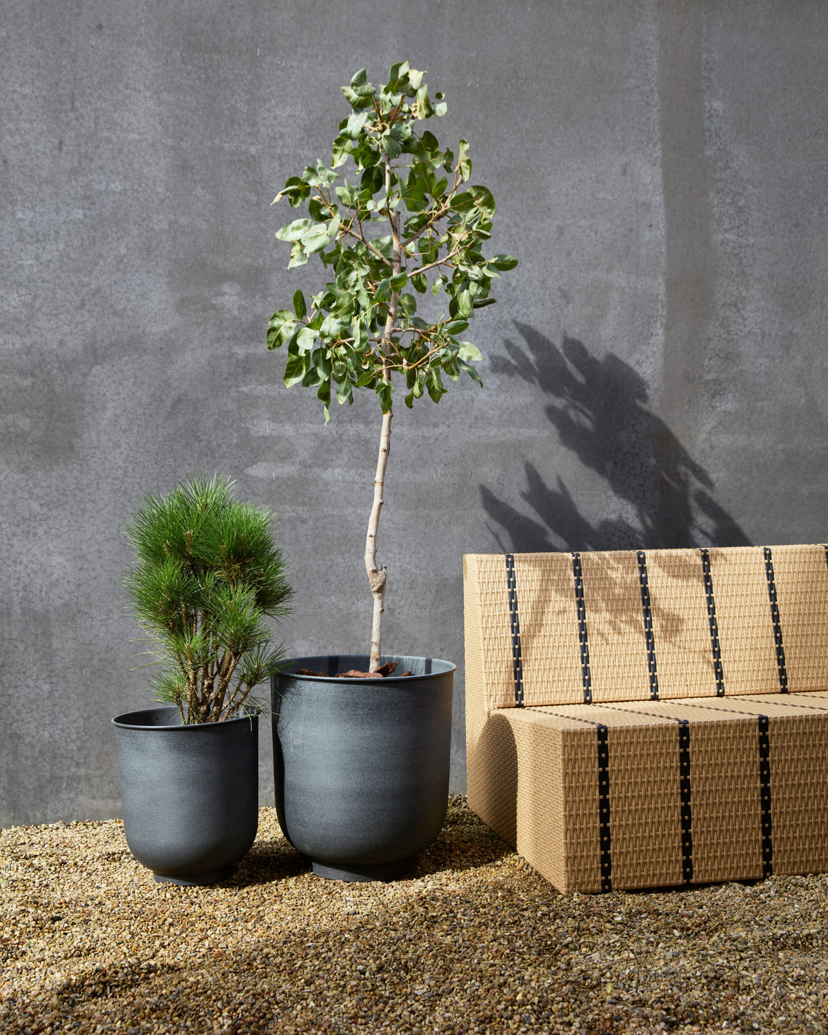 Blumenkasten, Vig in Grau präsentiert im Onlineshop von KAQTU Design AG. Pflanzentopf Outdoor ist von House Doctor