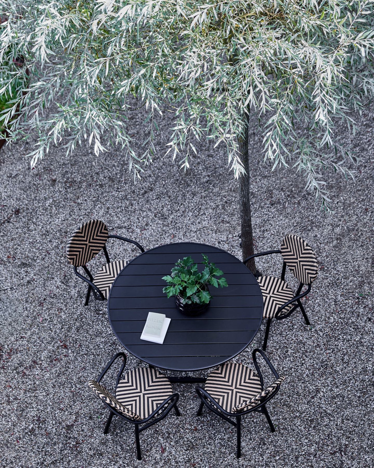 Tisch, Helo rund in Schwarz präsentiert im Onlineshop von KAQTU Design AG. Gartentisch ist von House Doctor