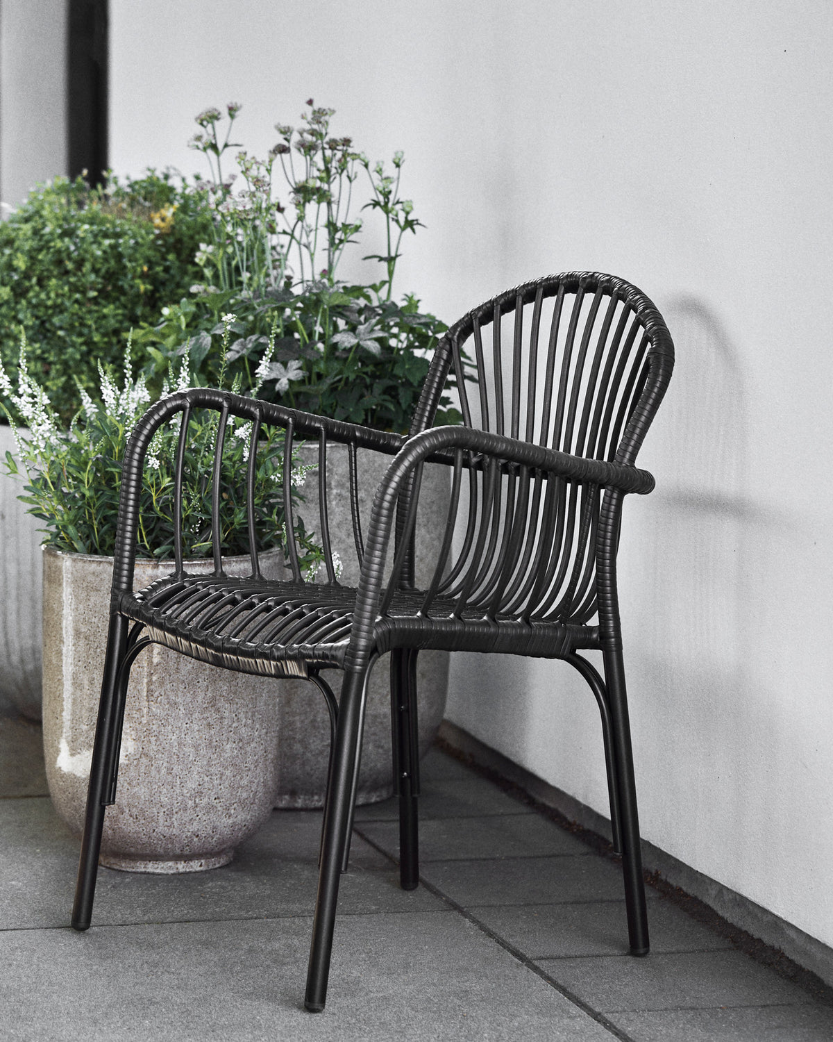 Stuhl, Brea in Schwarz präsentiert im Onlineshop von KAQTU Design AG. Gartenstuhl mit Armlehnen ist von House Doctor
