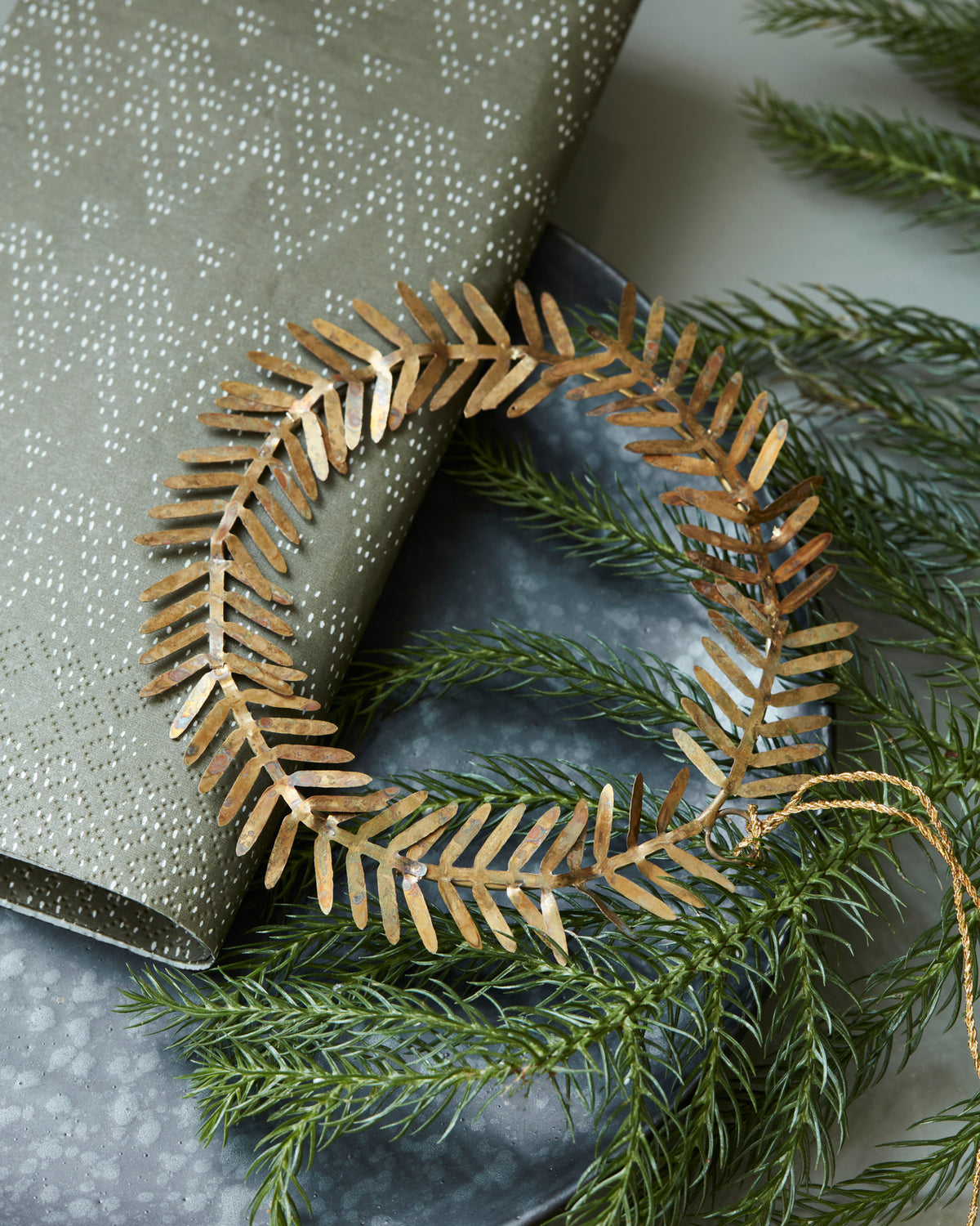 Ornament, Lamet in Messing präsentiert im Onlineshop von KAQTU Design AG. Weihnachtszubehör ist von House Doctor