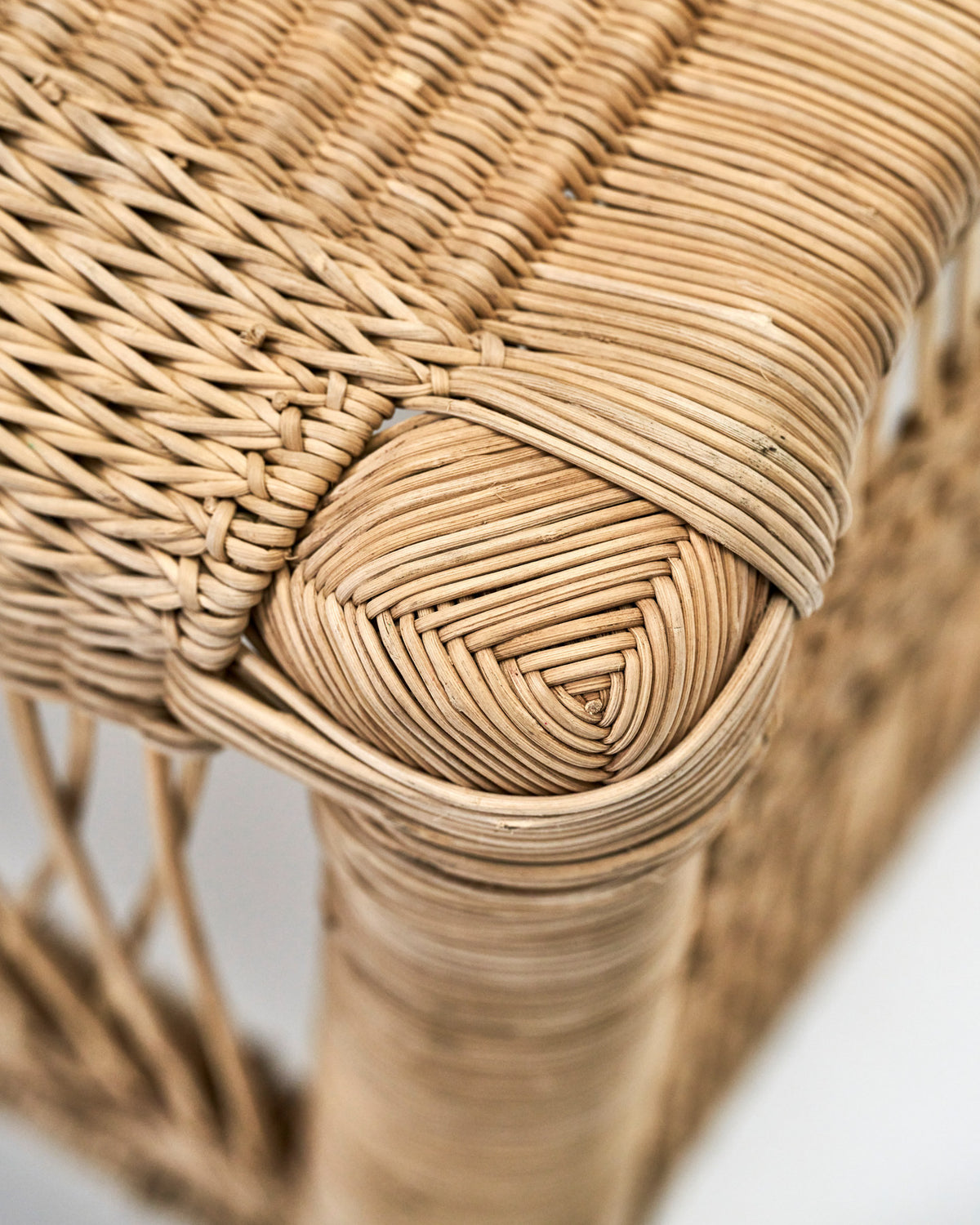 Quadratischer Hocker HDRika in Natur, gefertigt aus geflochtenem Rattan und Eukalyptusholz