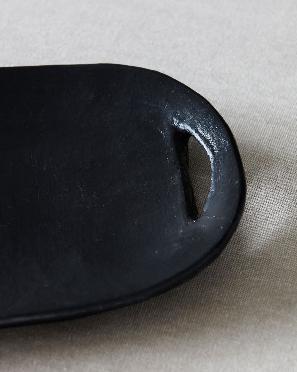 Tablett, Earth, Schwarz in Schwarz präsentiert im Onlineshop von KAQTU Design AG. Tablett ist von House Doctor