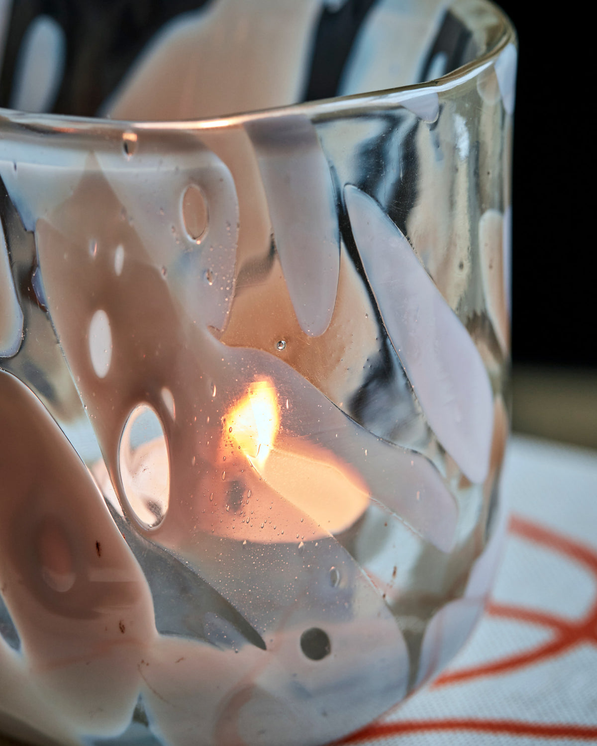 Beiger Teelichthalter HDHome aus Glas mit sandfarbenem Muster, runde Form