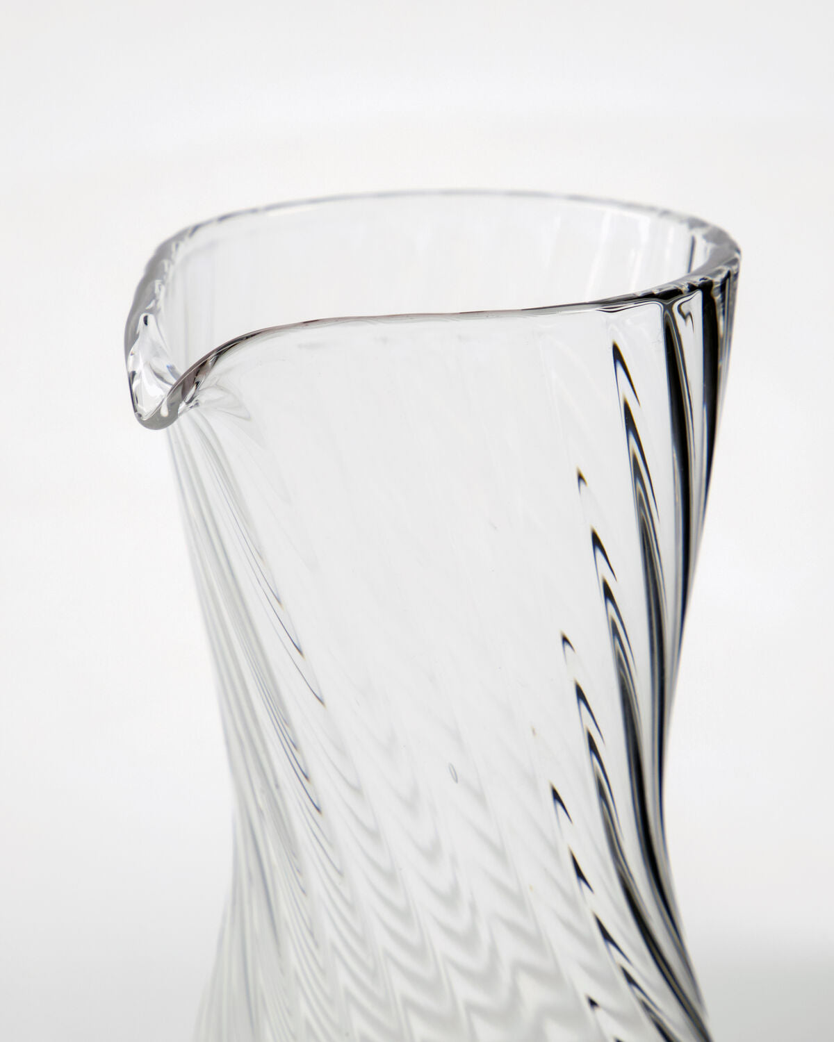 Klare Glaskaraffe HDRill von House Doctor mit gerippter Oberfläche und schlanker Form