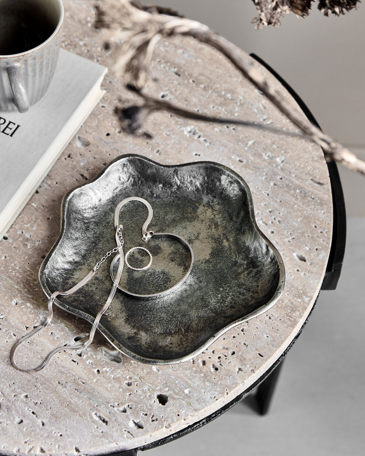 Tablett, HDTalas, Antik-Metall in Antik-Metall präsentiert im Onlineshop von KAQTU Design AG. Vase ist von House Doctor
