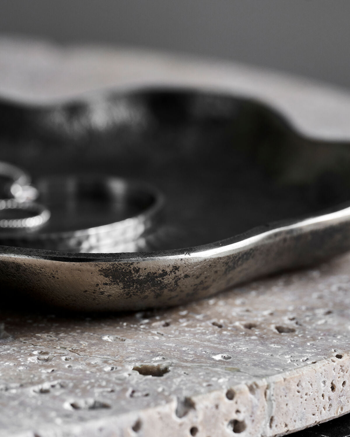 Tablett, HDTalas, Antik-Metall in Antik-Metall präsentiert im Onlineshop von KAQTU Design AG. Vase ist von House Doctor