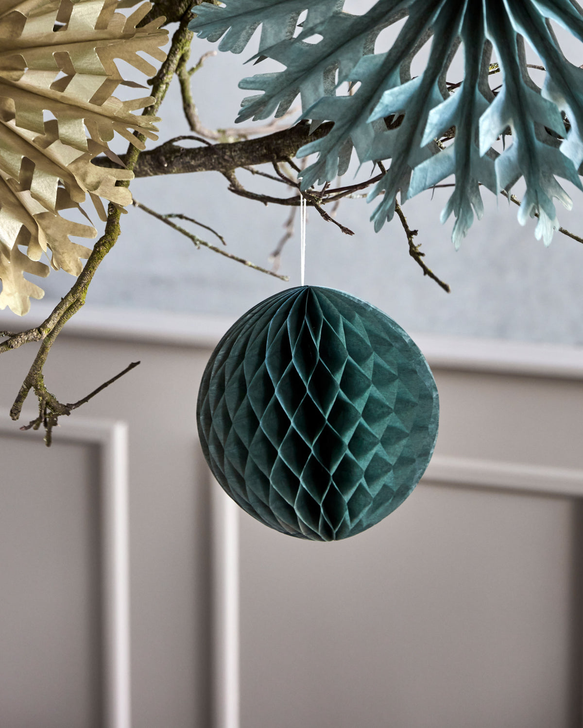 Runde grüne Ornamente HDOrb aus handgemachtem Papier, Weihnachtszubehör von House Doctor