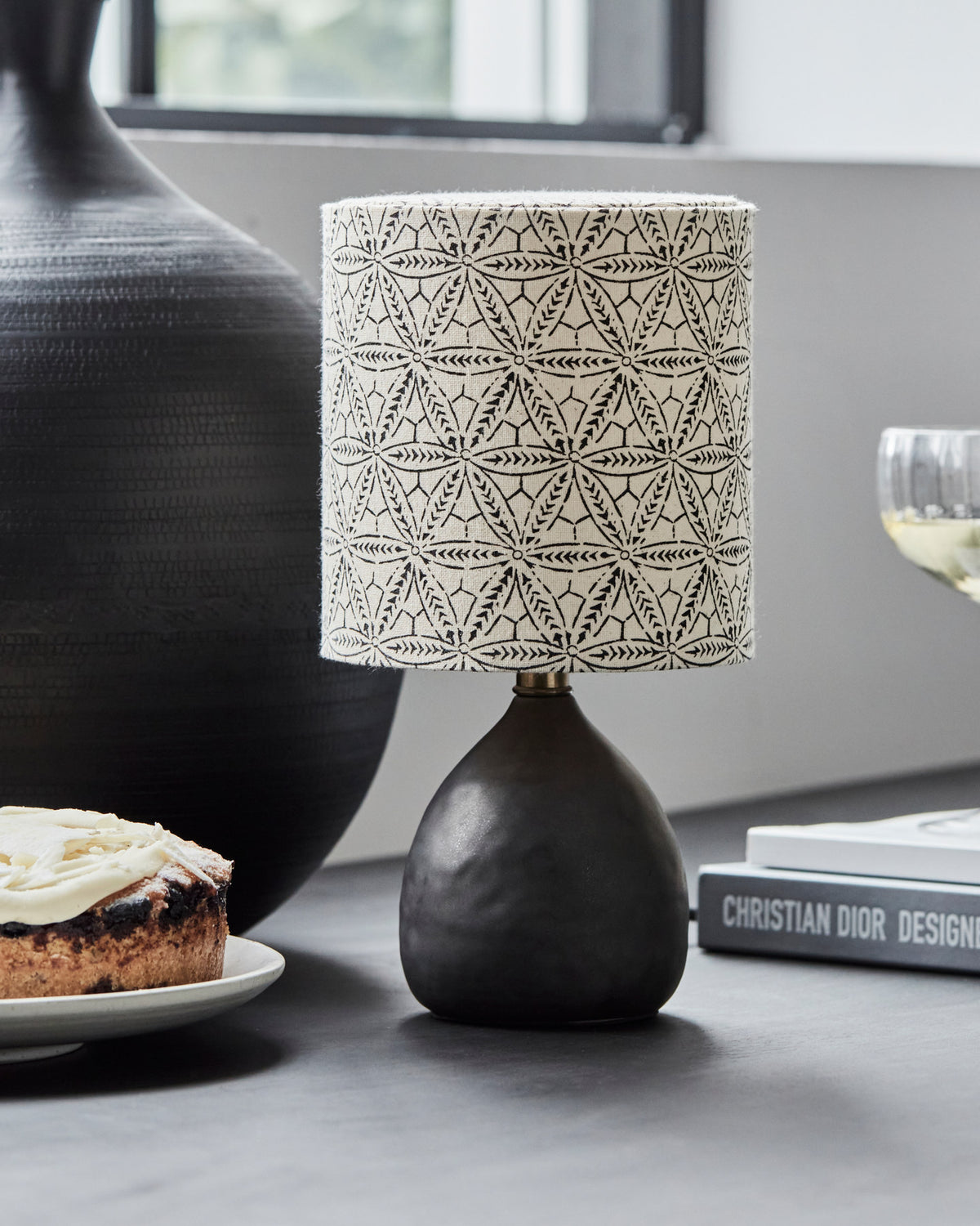 Tischleuchte, HDFlores, Schwarz in Schwarz präsentiert im Onlineshop von KAQTU Design AG. Tischleuchte ist von House Doctor