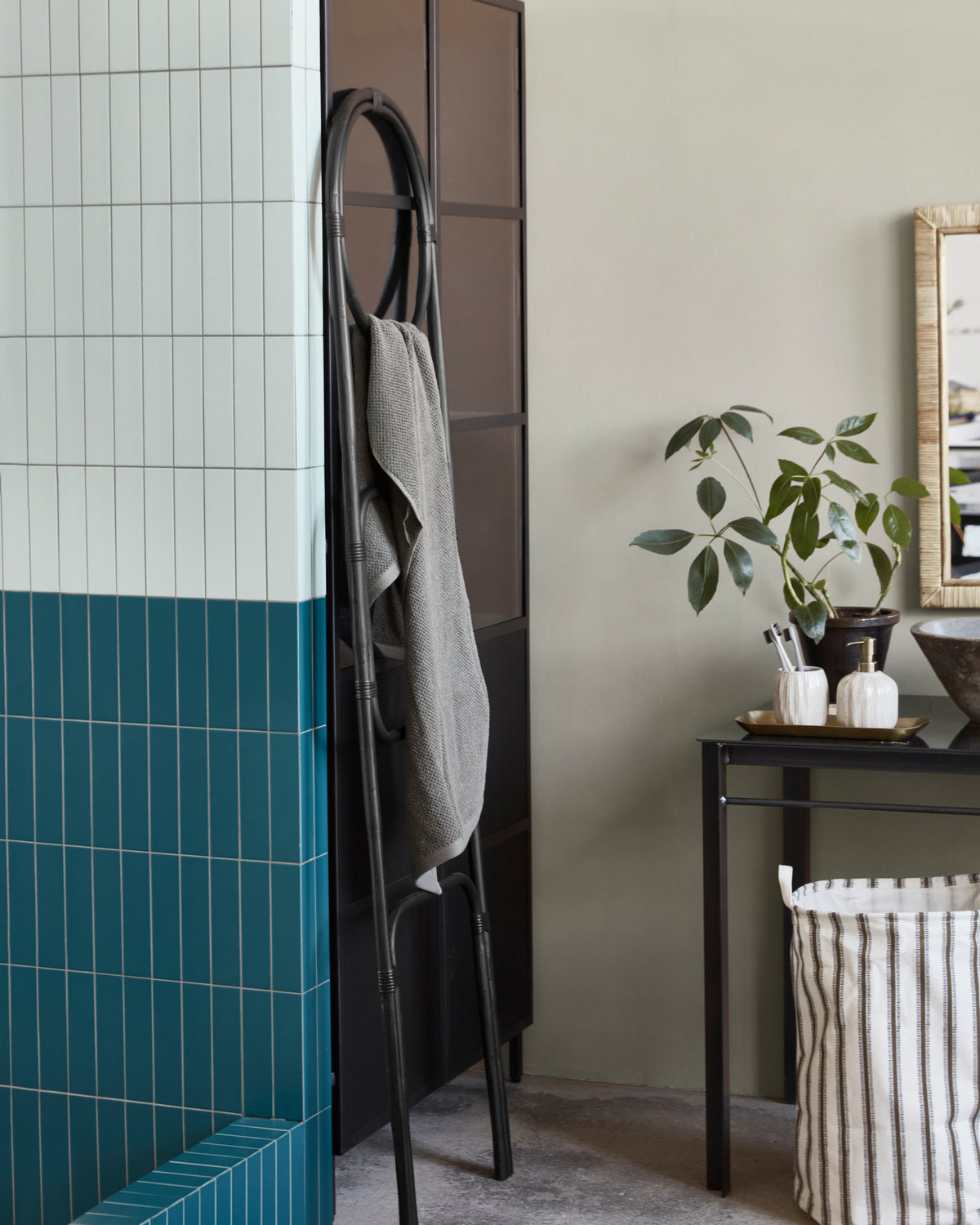 Deko-Leiter, HDLadder, Schwarz in Schwarz präsentiert im Onlineshop von KAQTU Design AG. Kleiderständer ist von House Doctor