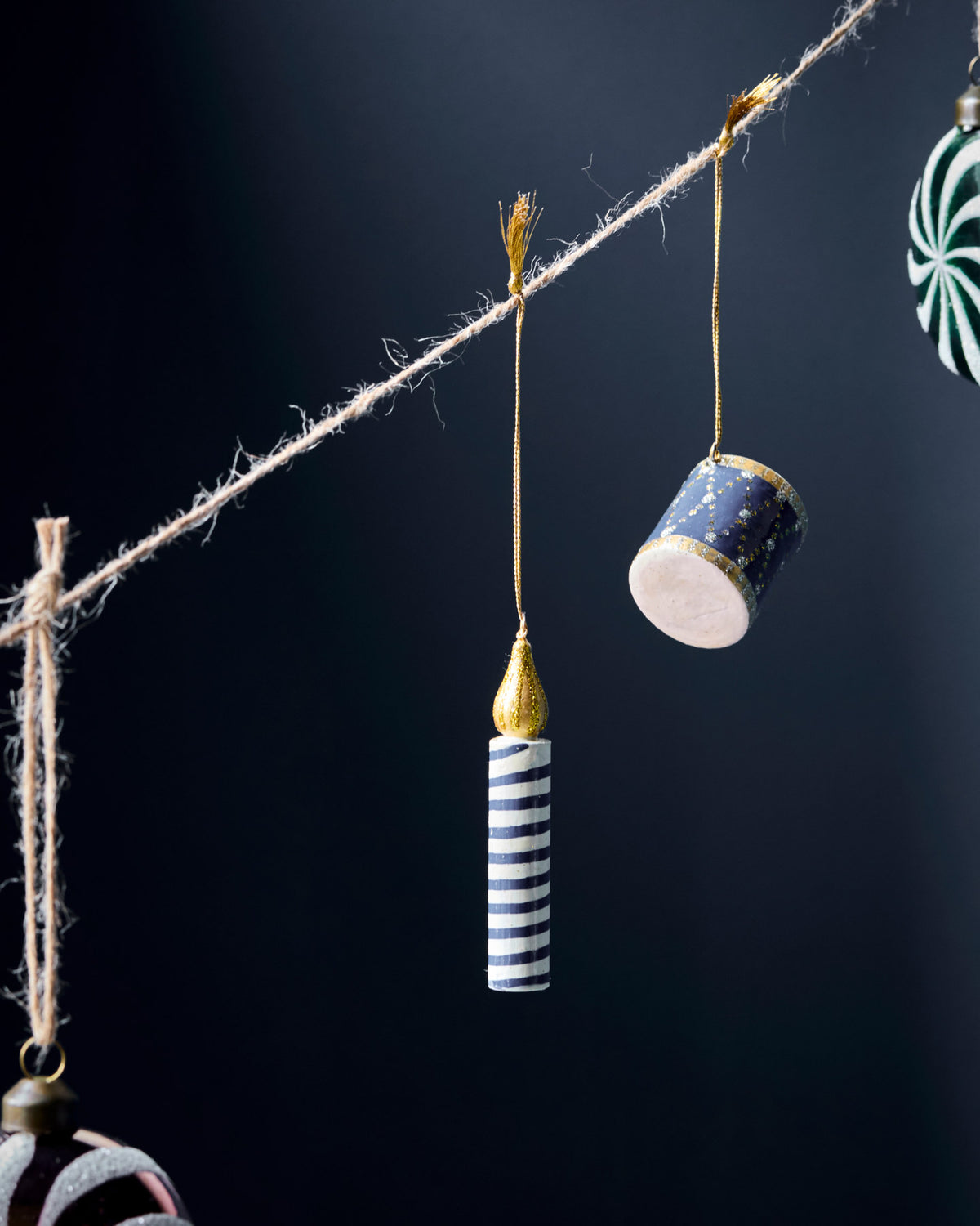 HDCandle Ornamente: drei Holzkerzen mit handgemalten Streifen in Grün, Rose und Blau
