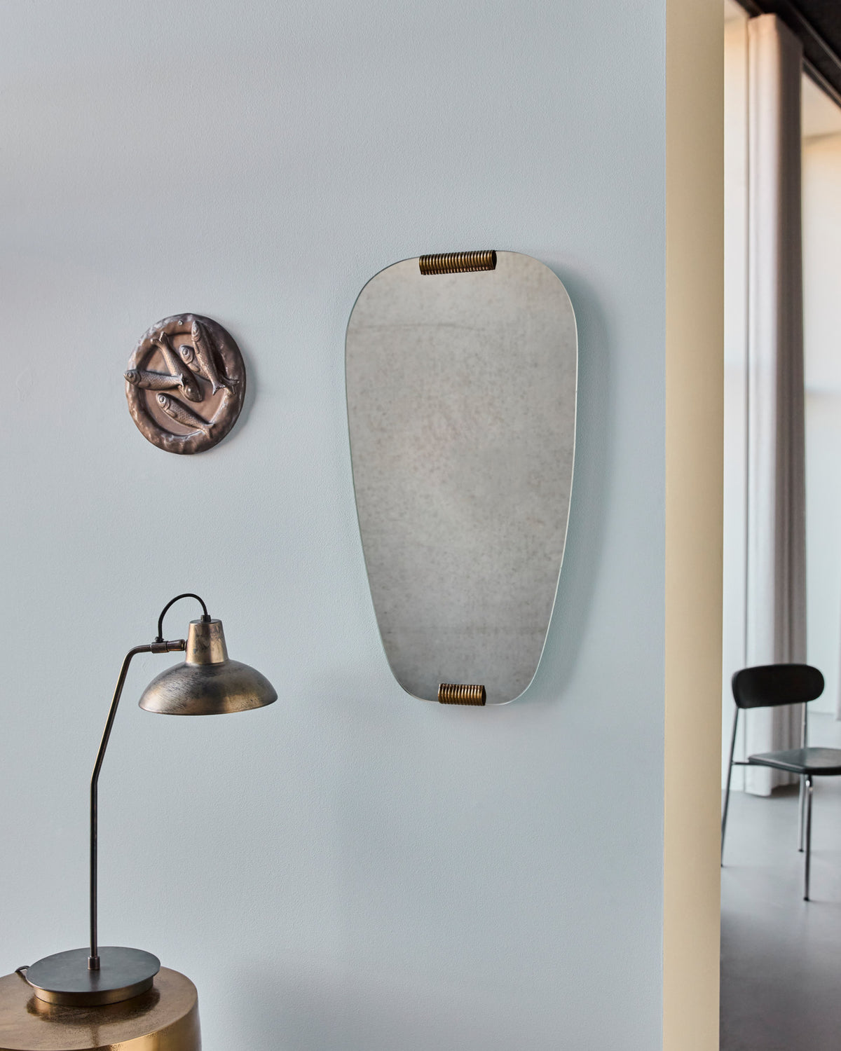 Ovaler Wandspiegel HDClips mit klarem Glas und goldfarbenen Clips oben und unten an der Wand
